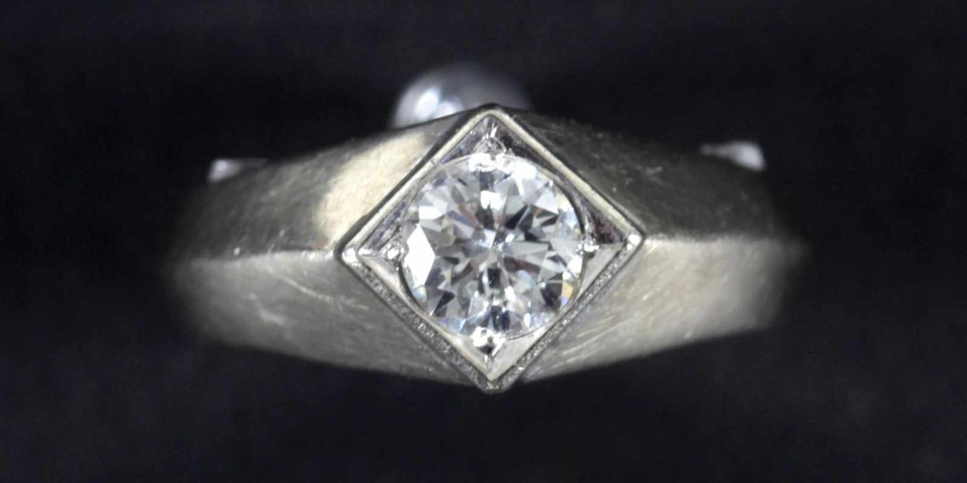 Solitärring mit Brillant von 0,50 ct, 585er WGVS (sehr kleine Merkmale), leicht getöntes Weiß, - Bild 2 aus 2