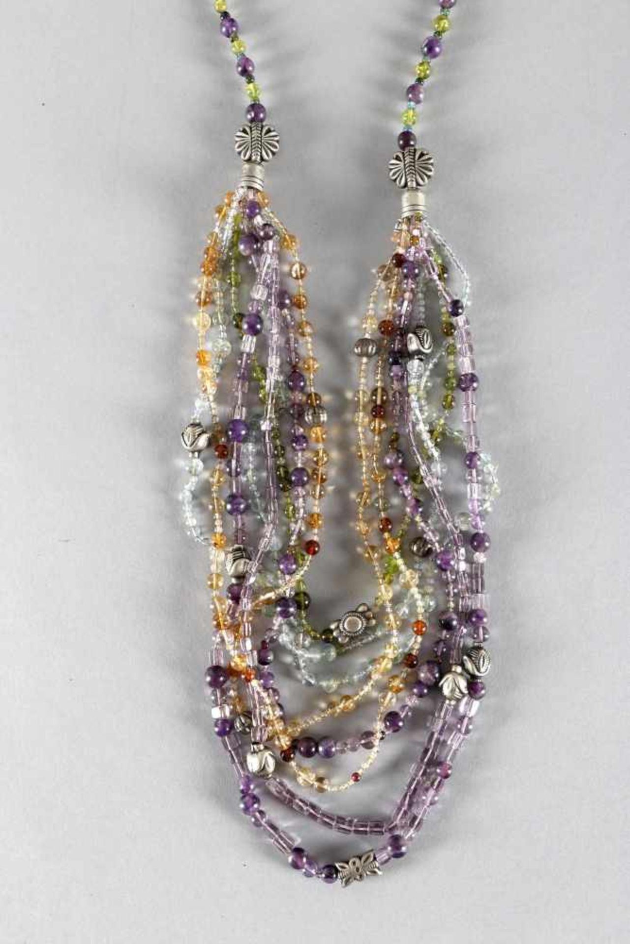 Großes Collier mit Amethyst und Quarz in verschiedenen Varietäten, sowie Silberperlenvom