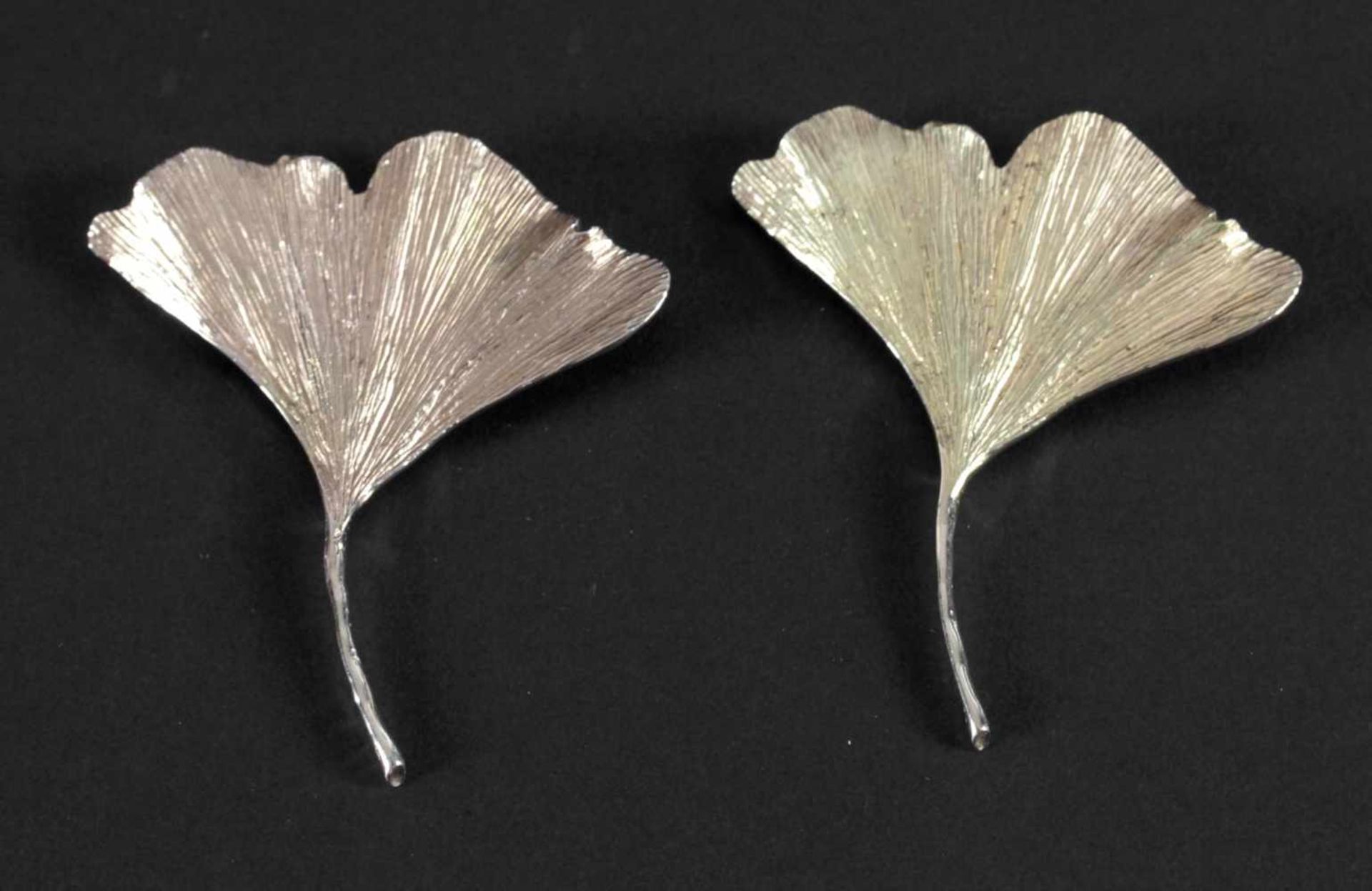 Zwei Broschen in Form eines Ginkgoblattes, 585er GoldL: je 5,8 cm, Gewicht: zus. 30,7 g