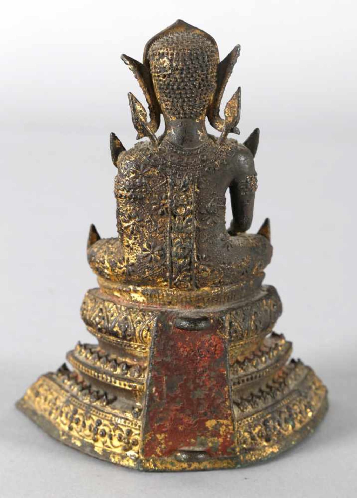 Buddha, Südostasien, wohl ThailandBronze vergoldet (Reste davon), im Meditationssitz, die rechte - Bild 2 aus 2