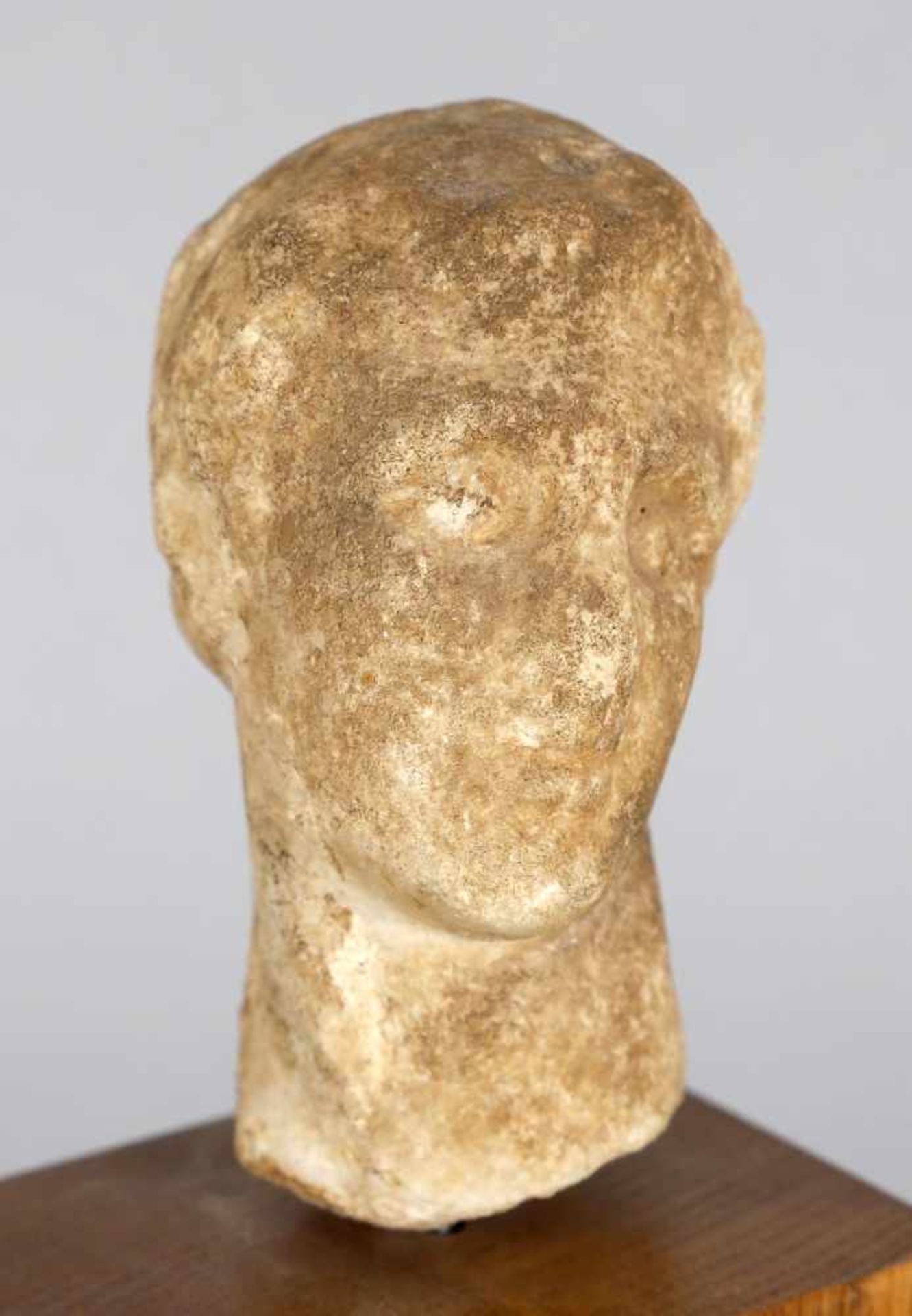 Marmorkopf eines Mannes, wohl griech. Kulturkreis, wohl 2. H. des 1. Jhs v. Chr.mit Lockenfrisur und - Bild 2 aus 2