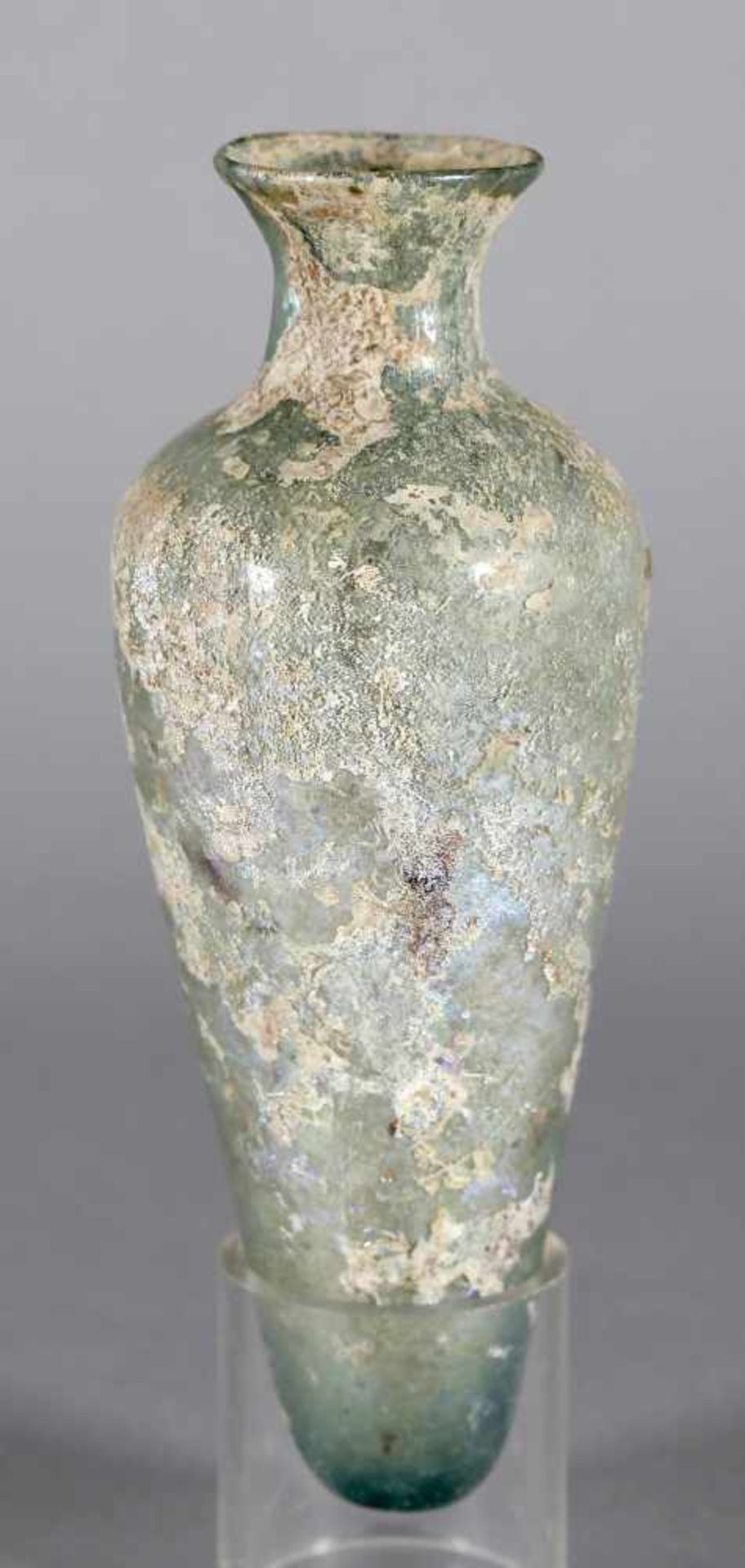 Spitzamphora, wohl römisch, 3./4. Jh.grünliches Glas, frei geblasen, unten spitz zulaufender
