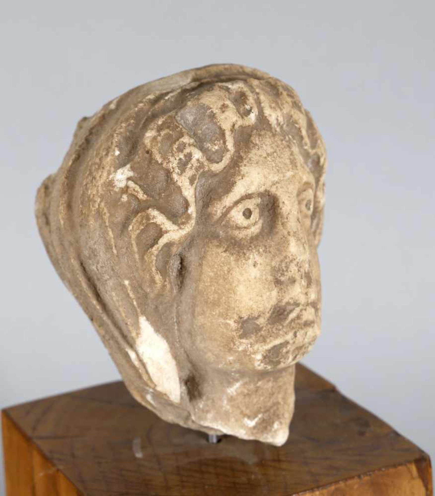 Marmorkopf eines Mannes, wohl griech. Kulturkreis, wohl 2. H. des 1. Jhs v. Chr.mit einer - Image 2 of 2