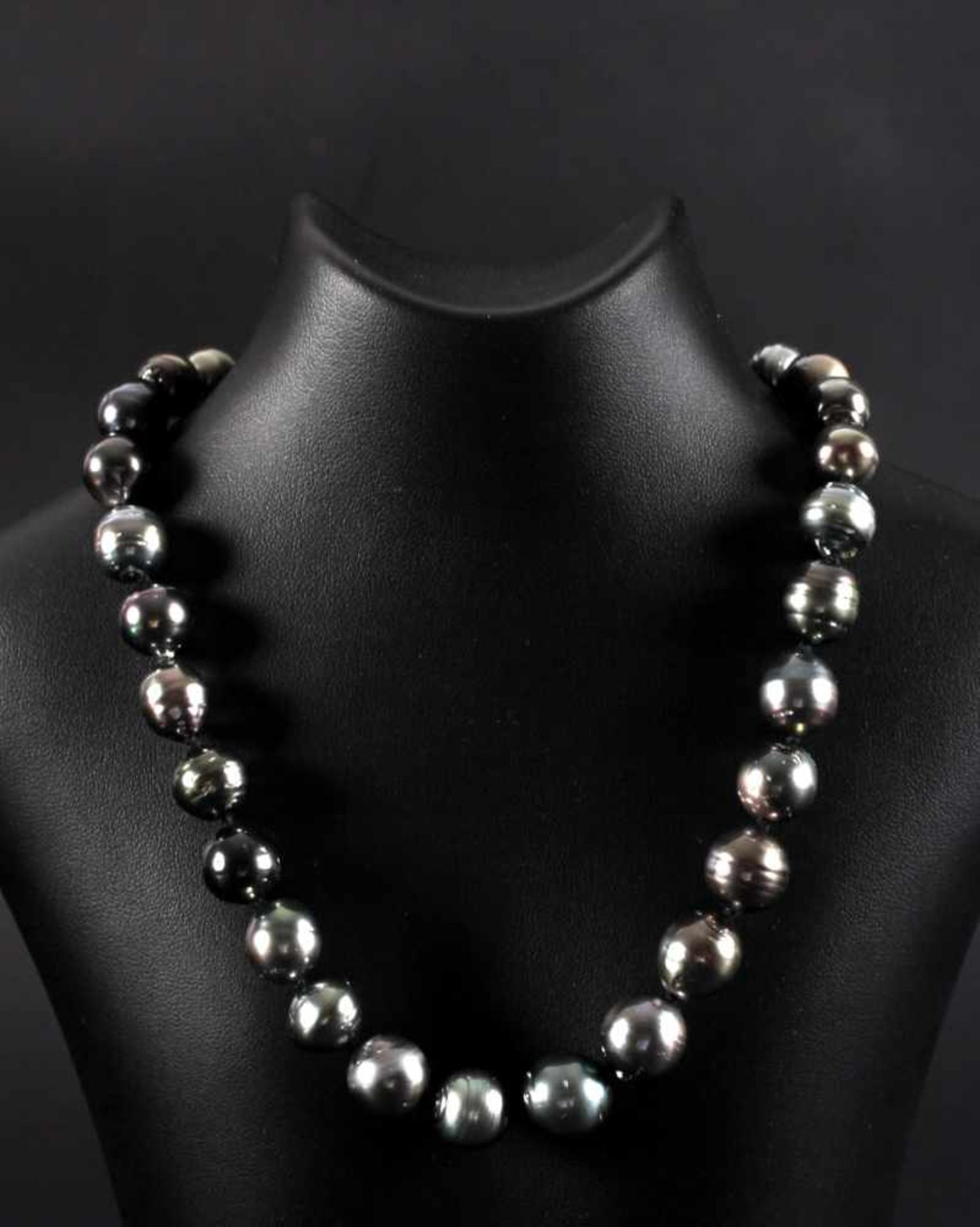 Halskette mit Tahitiperlen und silbernen Magnetverschluss30 dunkle metallisch glänzende Perlen, nach
