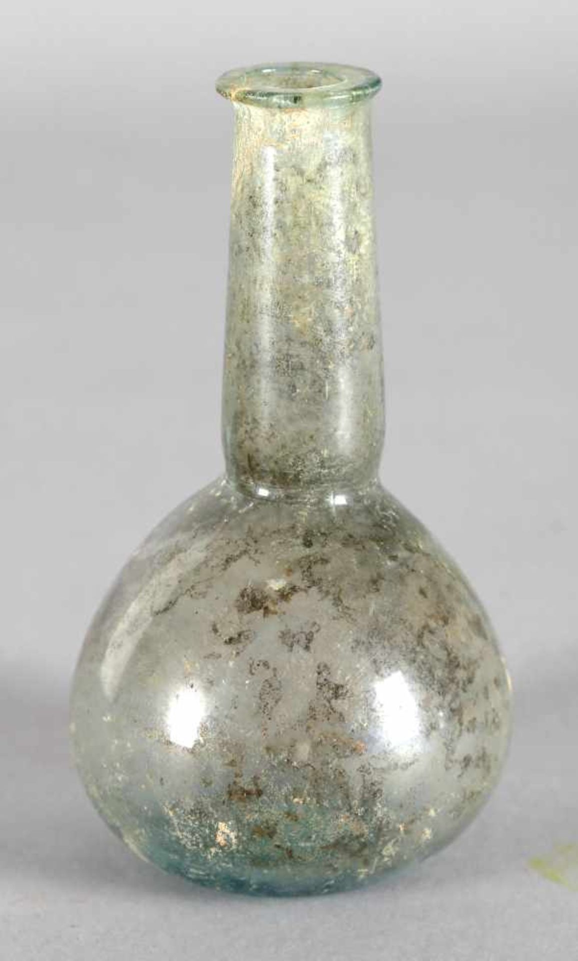 Römische Flasche aus transparentem, hellgrünem Glas, 1./2. Jh.glockenförmiger Körper mit