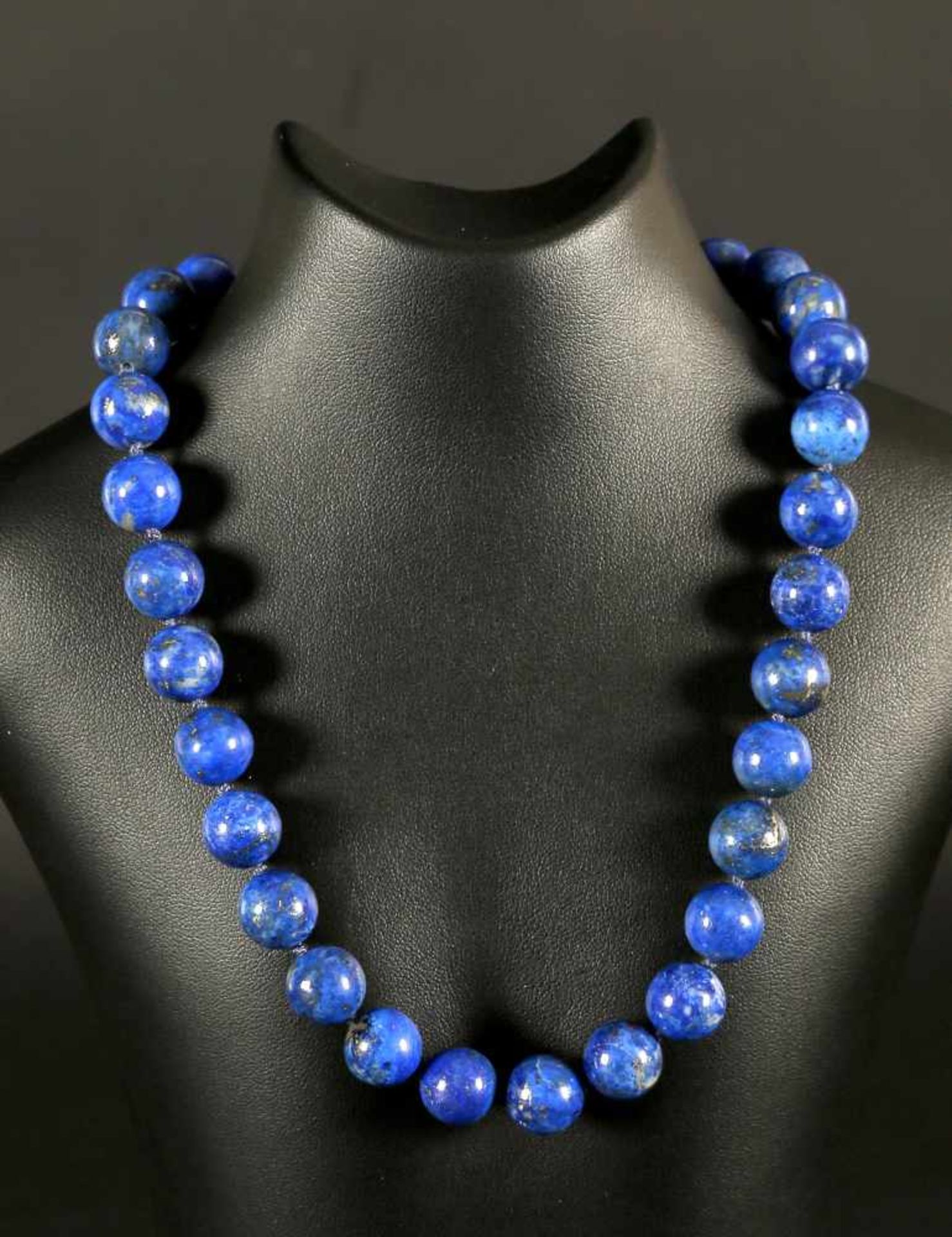 Lapislazuli-Kette mit 18 kt Verschlussnah am Hals anliegende Kette mit kugelförmigen Lapislazuli-