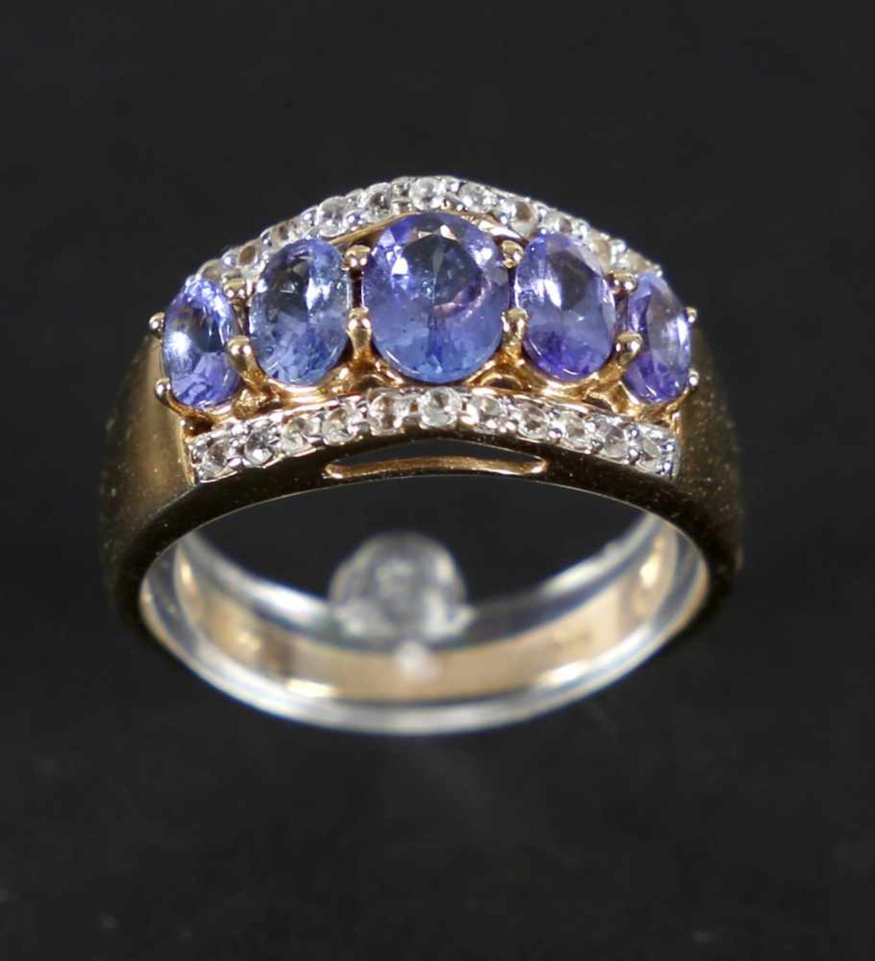 Ring besetzt mit Tansanit und weißen Saphiren, 375er Gold, gestempeltGewicht: 4,9 g, Ringgröße: 63