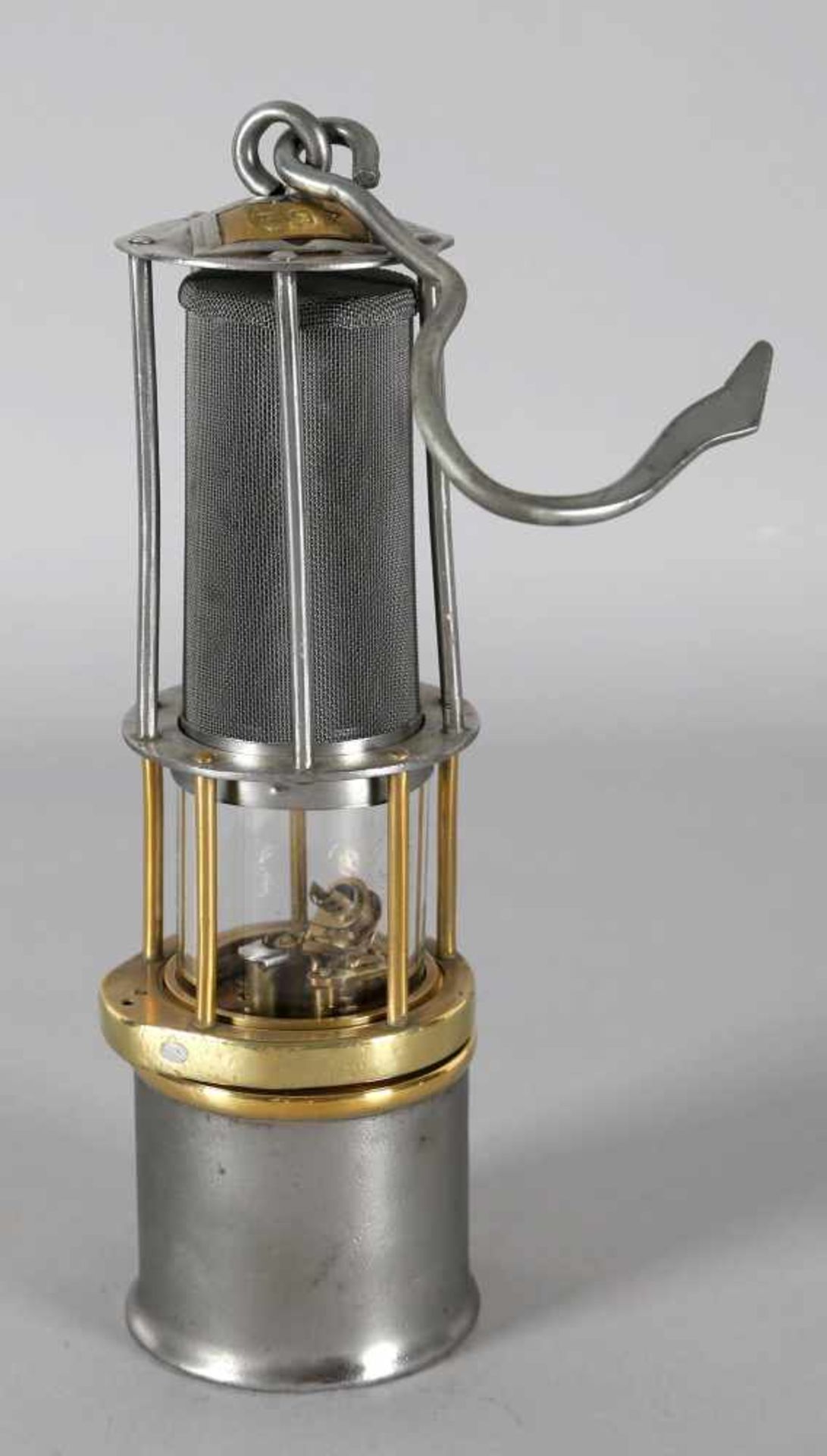 Benzinwetterlampe F.W.D., um 1950, Nr. 20502Eisen und Messing, Glühfadenzünder über Trockenbatterie,