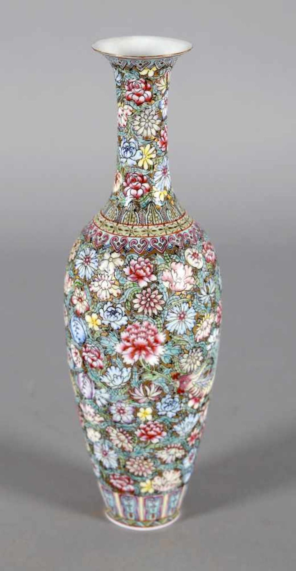 Vase der "Zehntausend Blumen" aus Eierschalenporzellan, im Stil der Quianlong Periode (1735-1796),