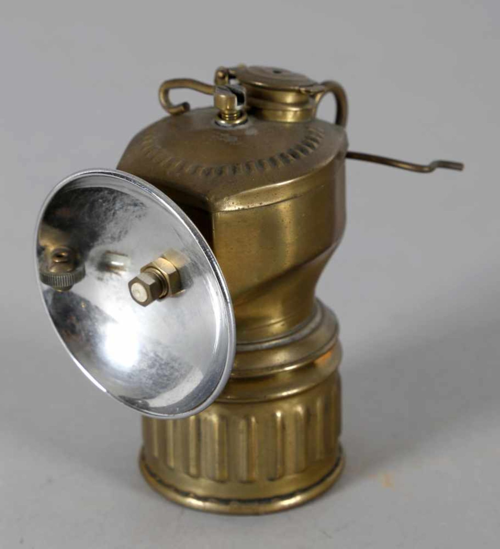 Acetylen-Hutlampe, Justrite, USA, um 1910Messing, Brenner mit Parabolreflektor mit Feuersteinzünder,