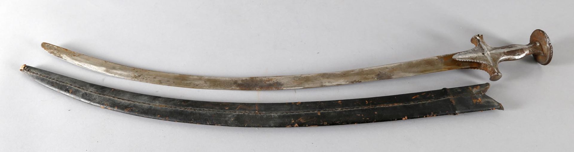 Tulwar, Indien, 19. Jh.Gefäß aus Eisen, gebogene Rückenklinge mit eingelegter Halbmondmarke (in