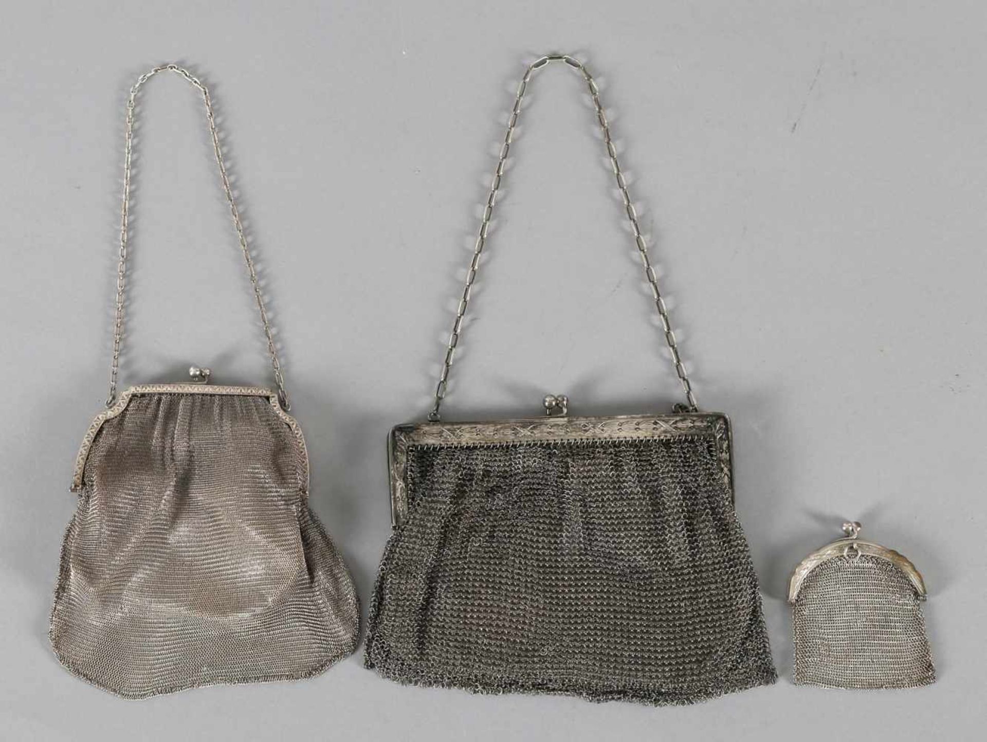 Zwei Theatertaschen, Silber und Alpacca und eine Geldbörse, 800er Silber, um 1920/30alle mit
