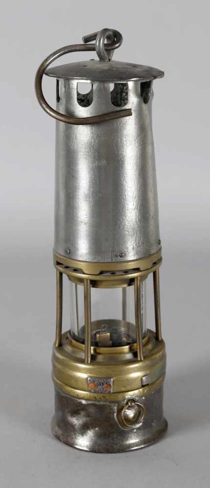 Benzinwetterlampe, Arras, um 1935Eisen und Messing, Magnetverschluss von der Topfseite zu