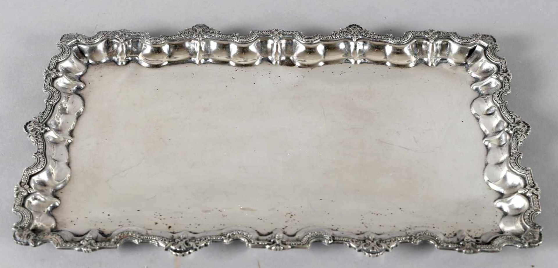 Asiatisches Silbertablett mit dekorativem Profilrand, Mitte 20. Jh.rechteckig, 37,5 x 25 cm, ca. 850
