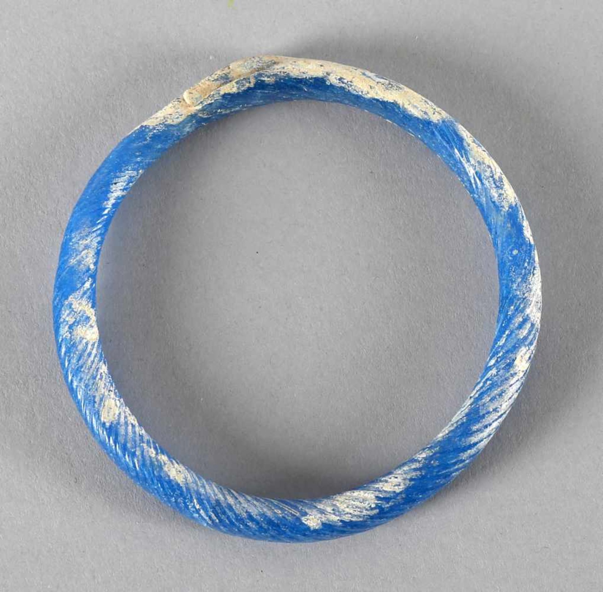 Armreif aus blauem Glas, wohl römisch, 1. - 3. Jh.spiralförmig gewickelt, monochrom runder