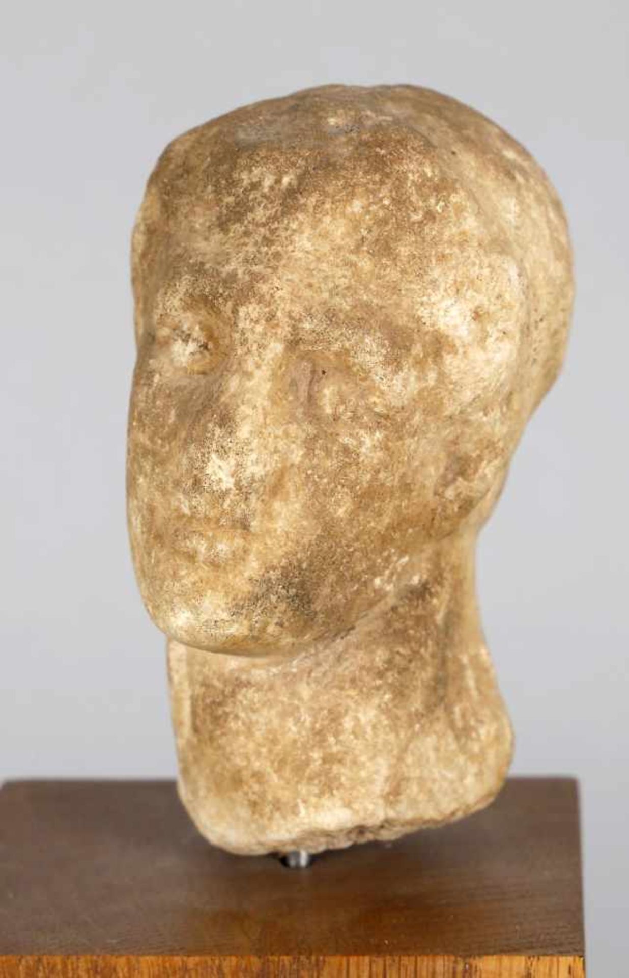 Marmorkopf eines Mannes, wohl griech. Kulturkreis, wohl 2. H. des 1. Jhs v. Chr.mit Lockenfrisur und