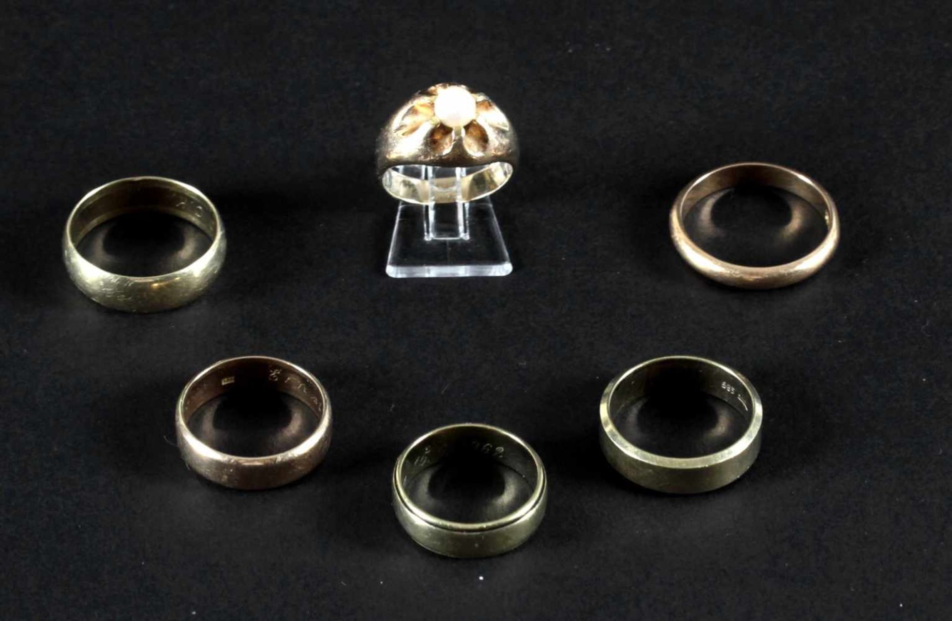 Sechs Goldringe, 585er GG33,8 g, einer mit Perle von 5,43 mm