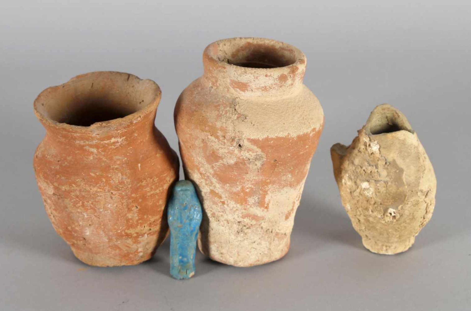 Konvolut kleiner, wohl antiker bronzezeitlicher Gegenstände aus Keramik/Ton- 2 dickwandige Gefäße