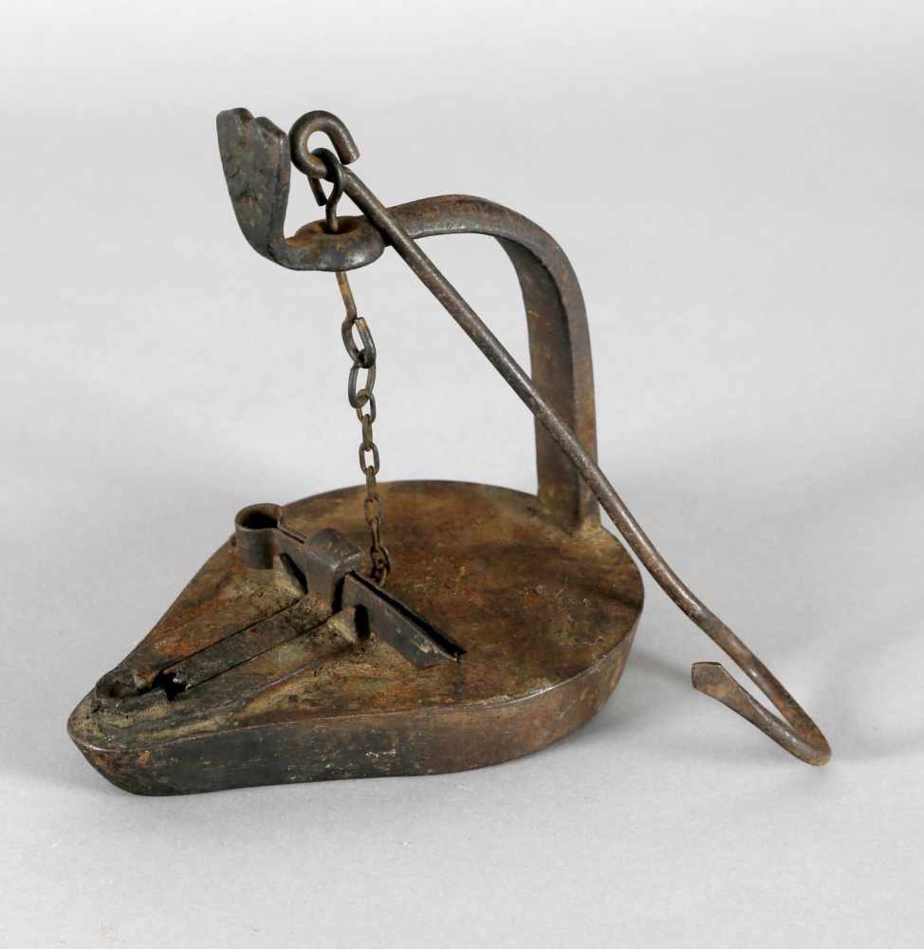 Froschlampe, Österreich, um 1840-60flacher aus zwei Teilen hartgelöteter Topf, Tragbügel in Schild