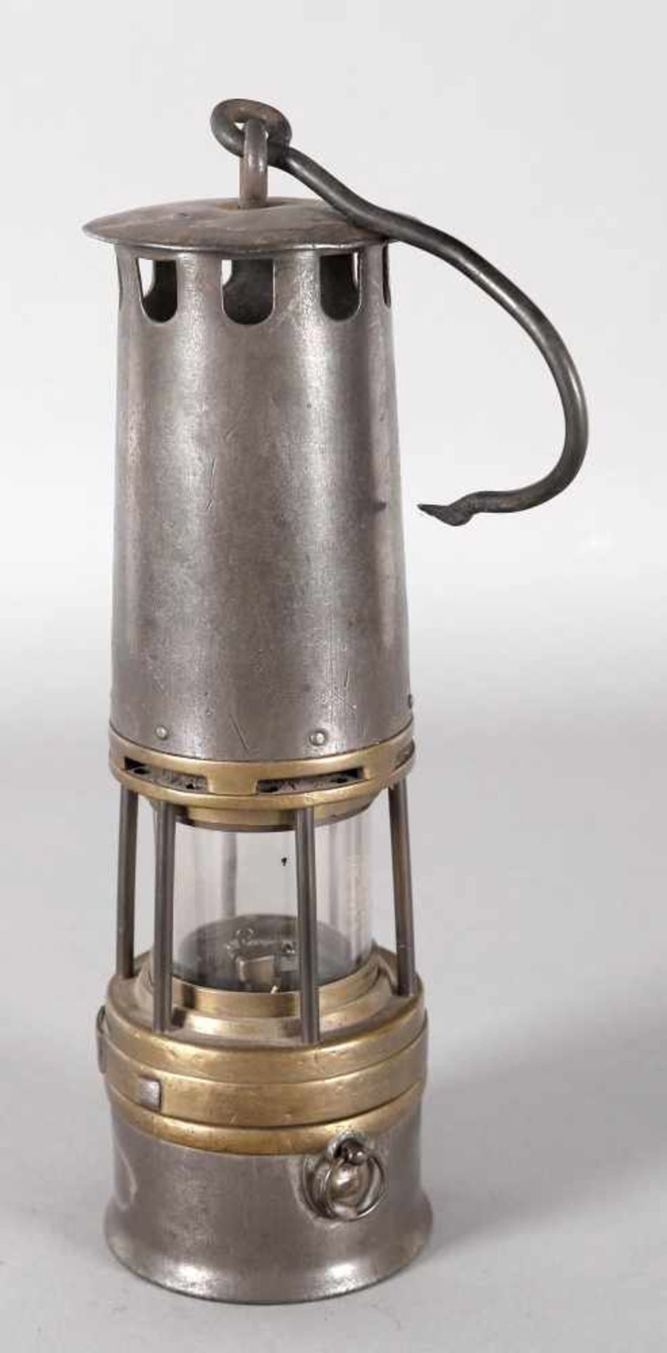 Benzinwetterlampe, Arras, um 1930-35Eisen und Messing, Feuersteinzünder von der Topfseite zu