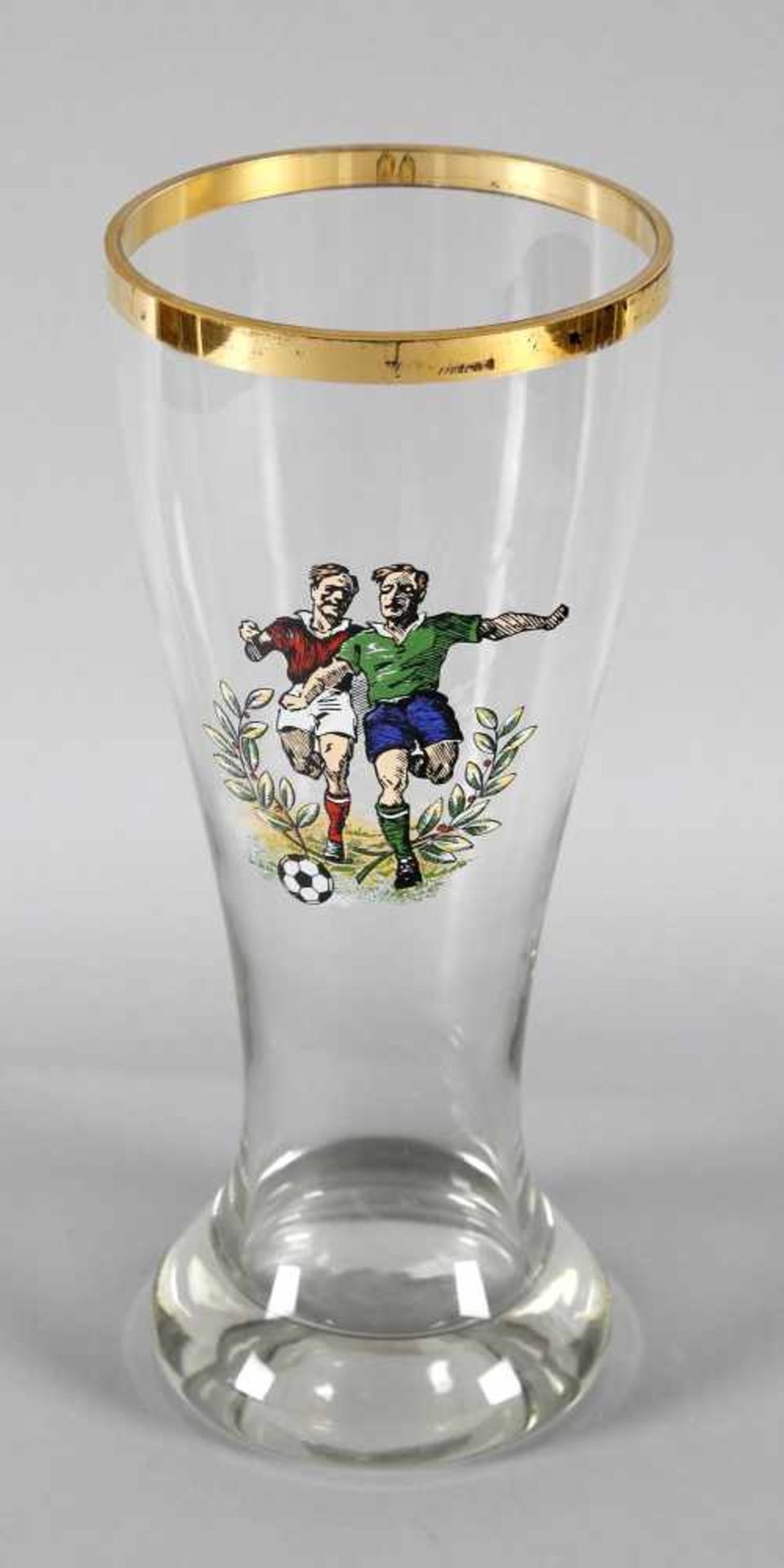 Großes Bierglas mit Fußballermotiv, 2. Hälfte 20. Jh.farbloses Glas mit Goldrand, Motiv polychrom,