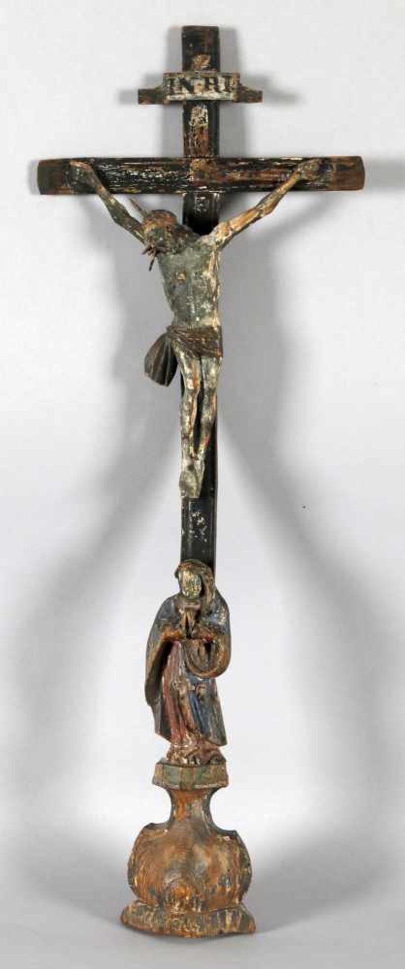Bäuerliches Stand-Kruzifix, süddt., um 1800-1830Holz geschnitzt und farbig gefasst, auf Sockel