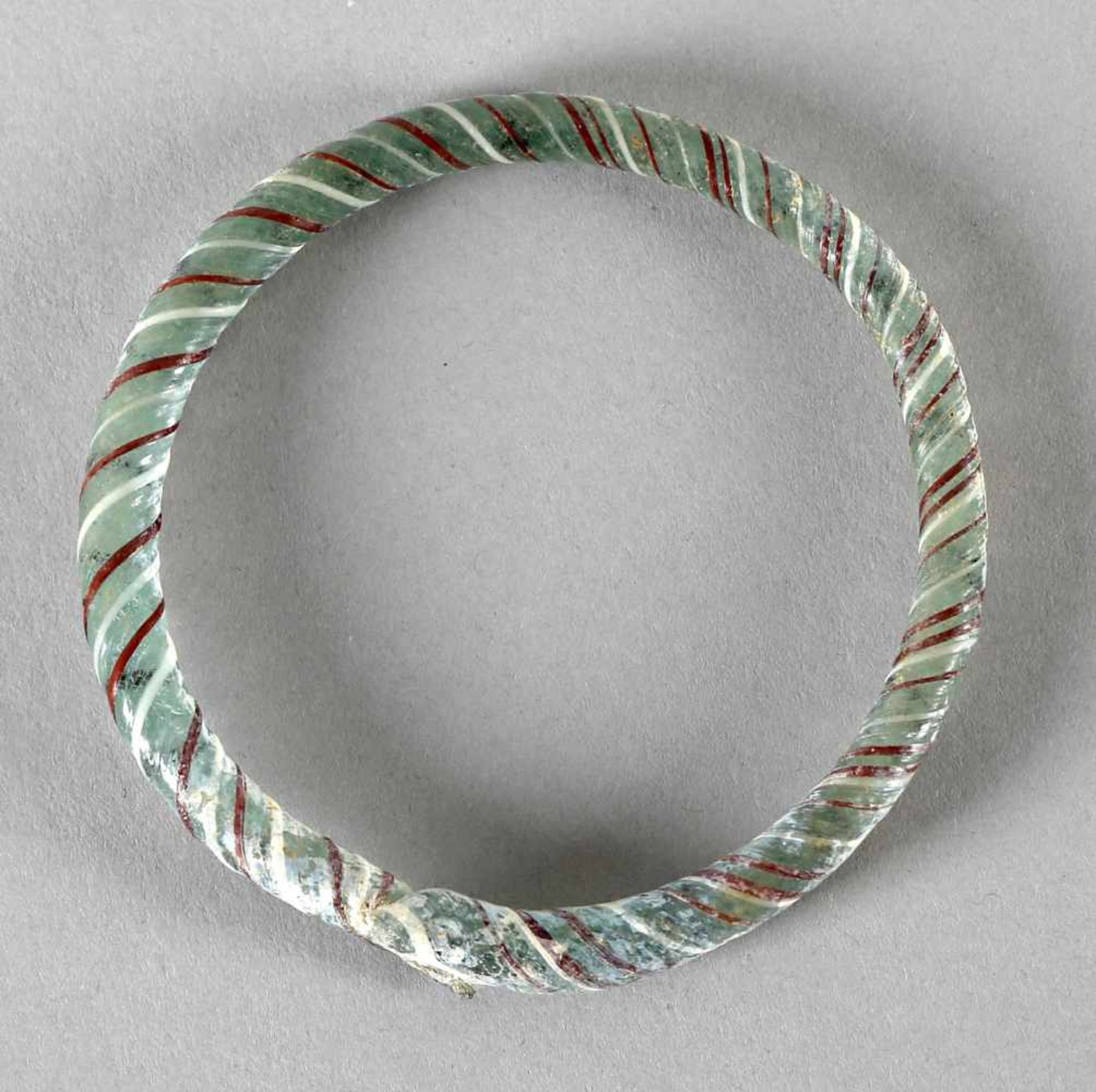 Armreif aus Glas, wohl römisch, 1. - 3. Jh.mit rundem Querschnitt, hellblaue Farbe, spiralförmig