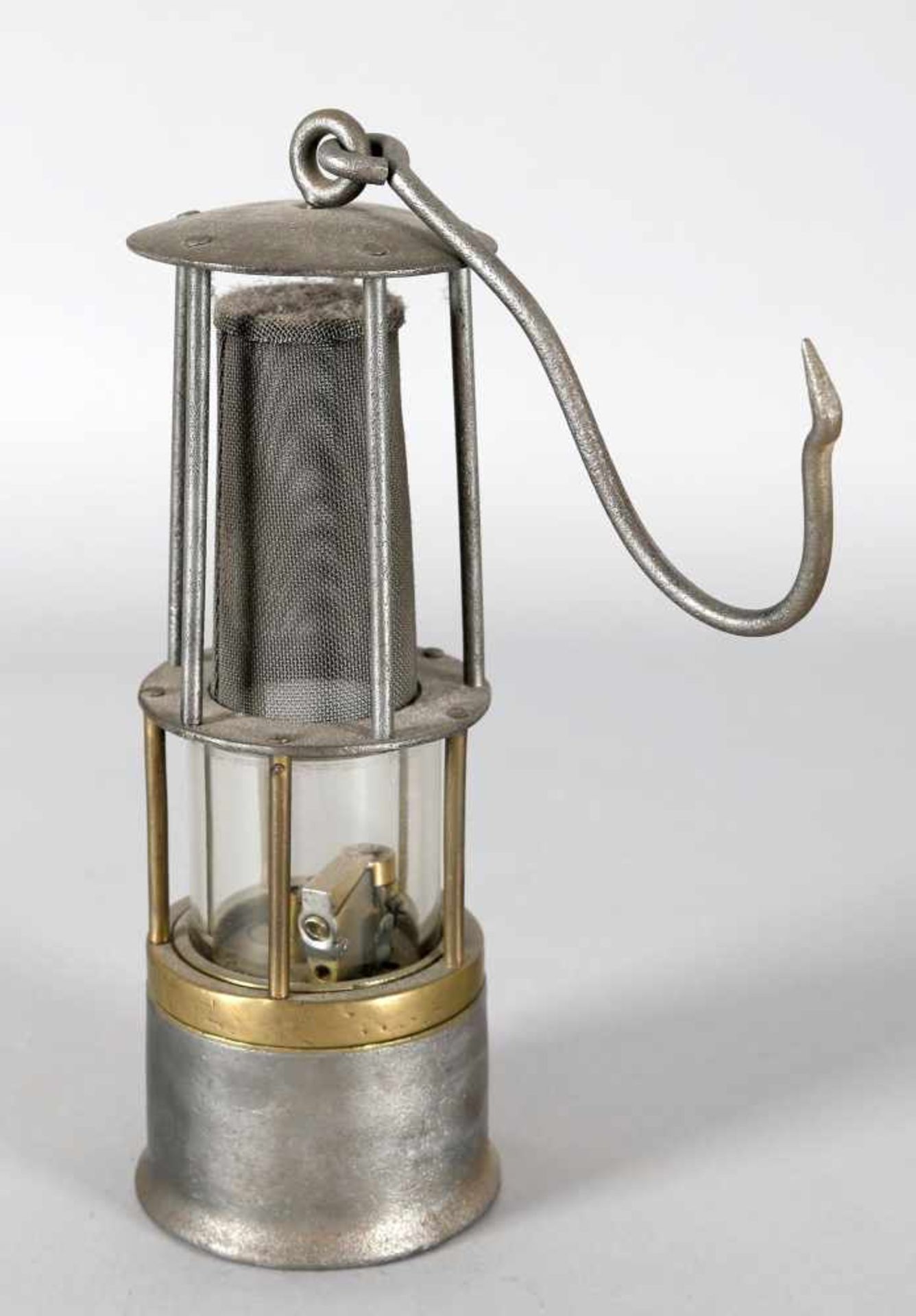 Benzinwetterlampe, Patent C. Wolf, um 1920-30Eisen und Messing, Feuersteinzünder auf Stahldeckschild