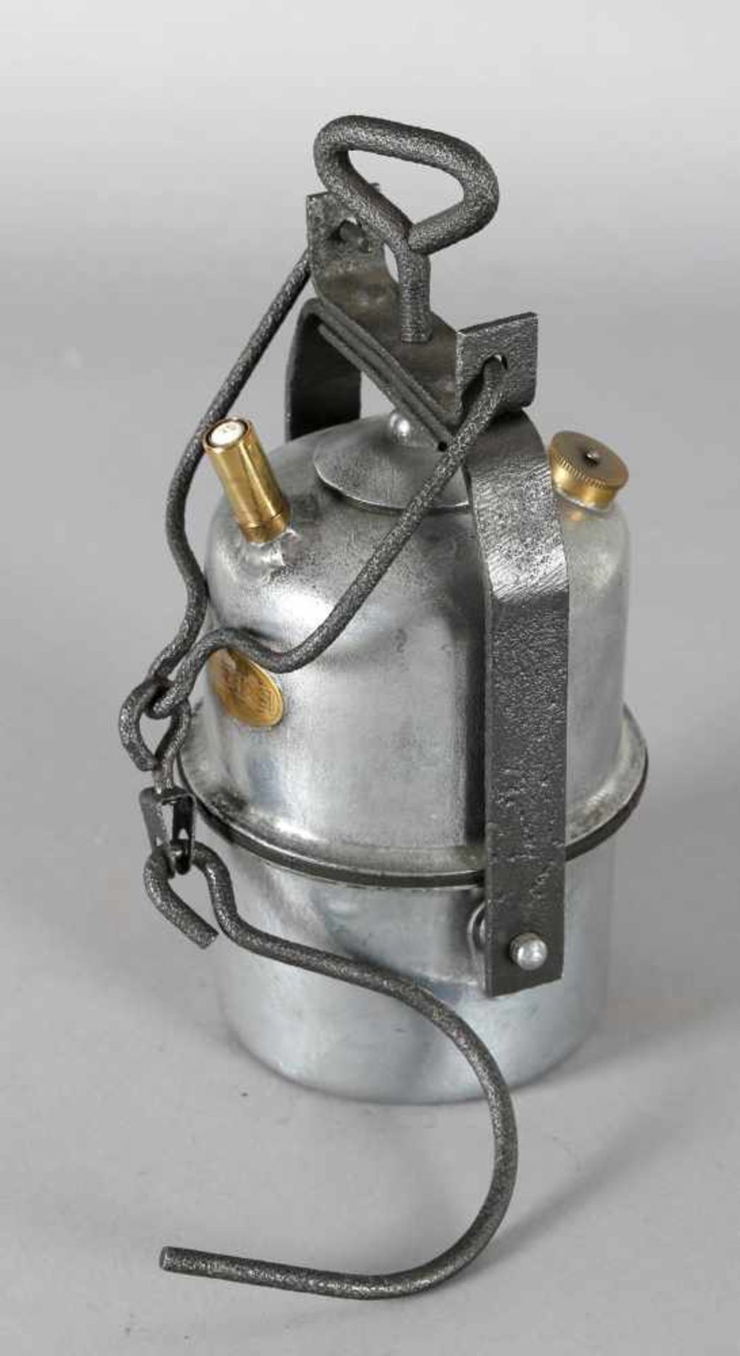 Acetylen-Handlampe, Arras, um 1920-40Eisen, Topf verzinkt, Spannschrauben-Bügelverschluss, oberer