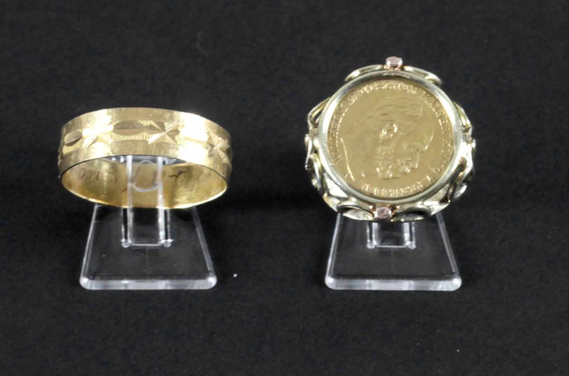 Zwei Ringe- Münzring 585er GG mit gefasster 5 Mark Goldmünze, Gewicht: 5,2 g, Ringgröße: 55-56, -