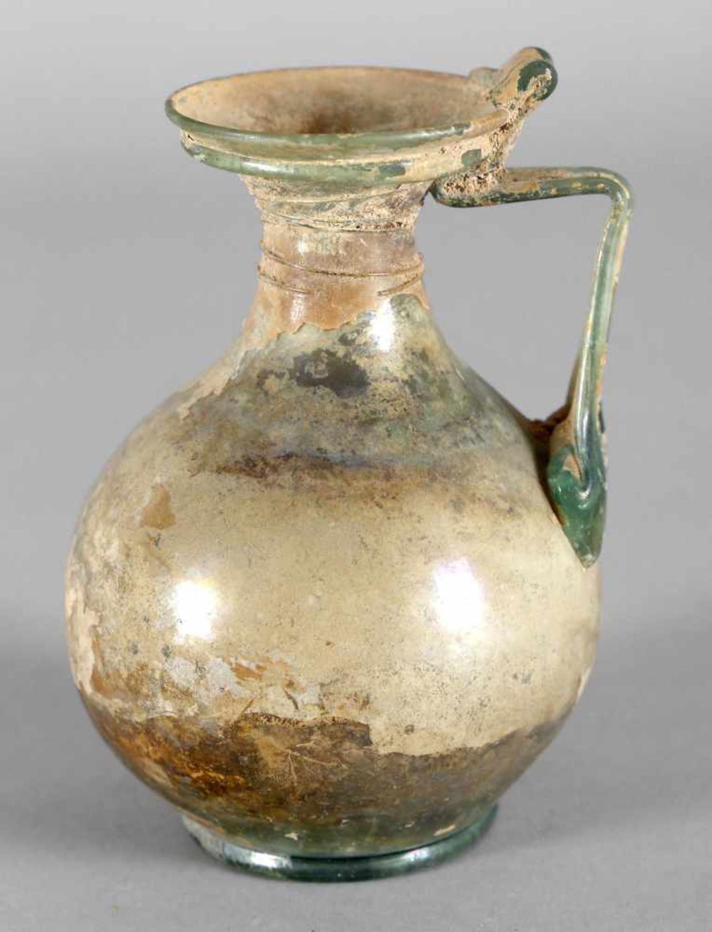 Einhenklige römische Flasche, grünliches transluzides Glaskugeliger Gefäßkörper mit Standring,