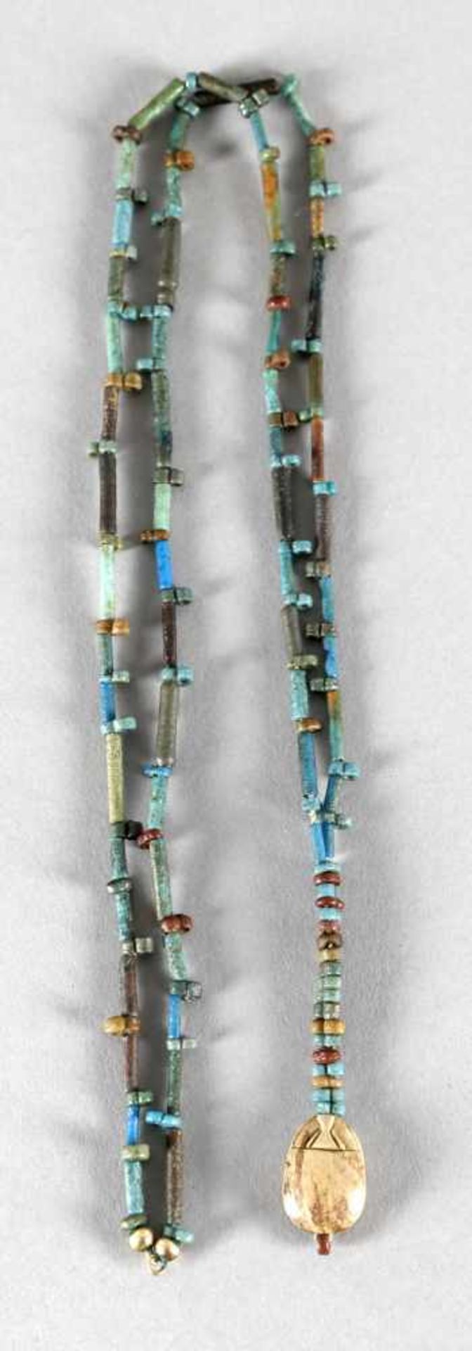 Ägyptische Fayencekette mit Skarabäusabwechselnd längliche und schmale Perlen in Blau-, Grün- und