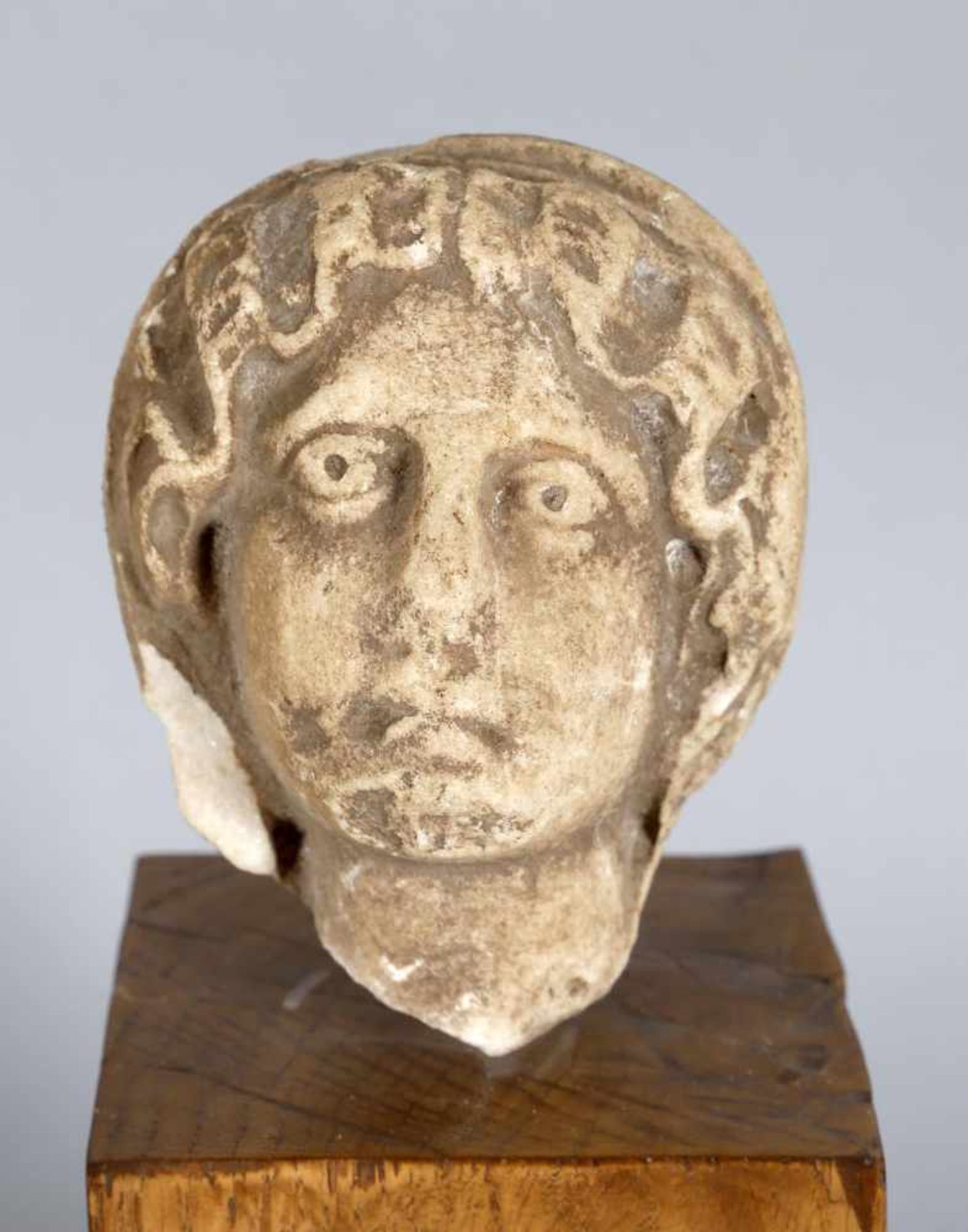 Marmorkopf eines Mannes, wohl griech. Kulturkreis, wohl 2. H. des 1. Jhs v. Chr.mit einer