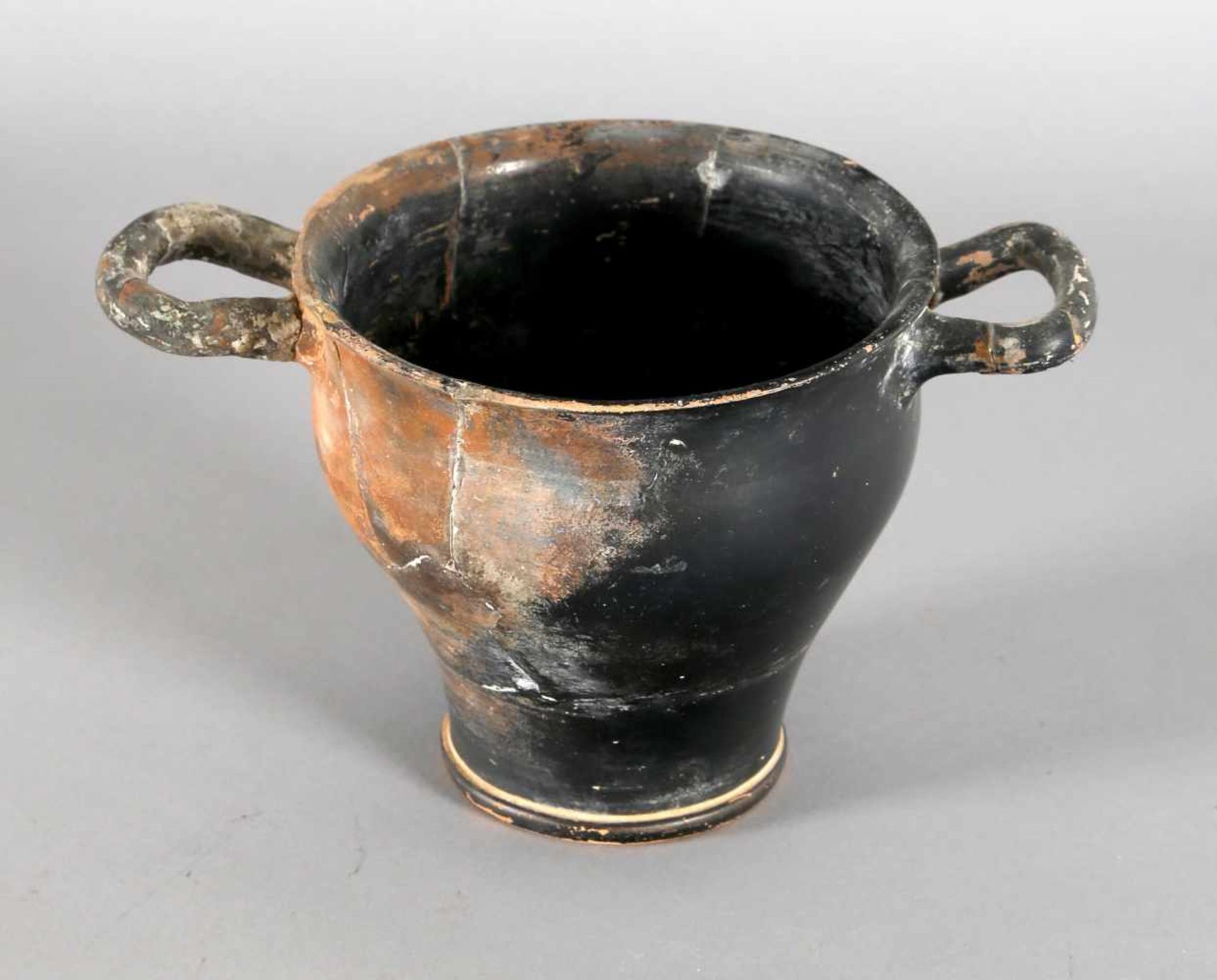 Skyphos (Trinkschale), Keramik, wohl altgriechisch, 4. - 3. Jh. v. Chr.niedriger, abgesetzter Fuß,