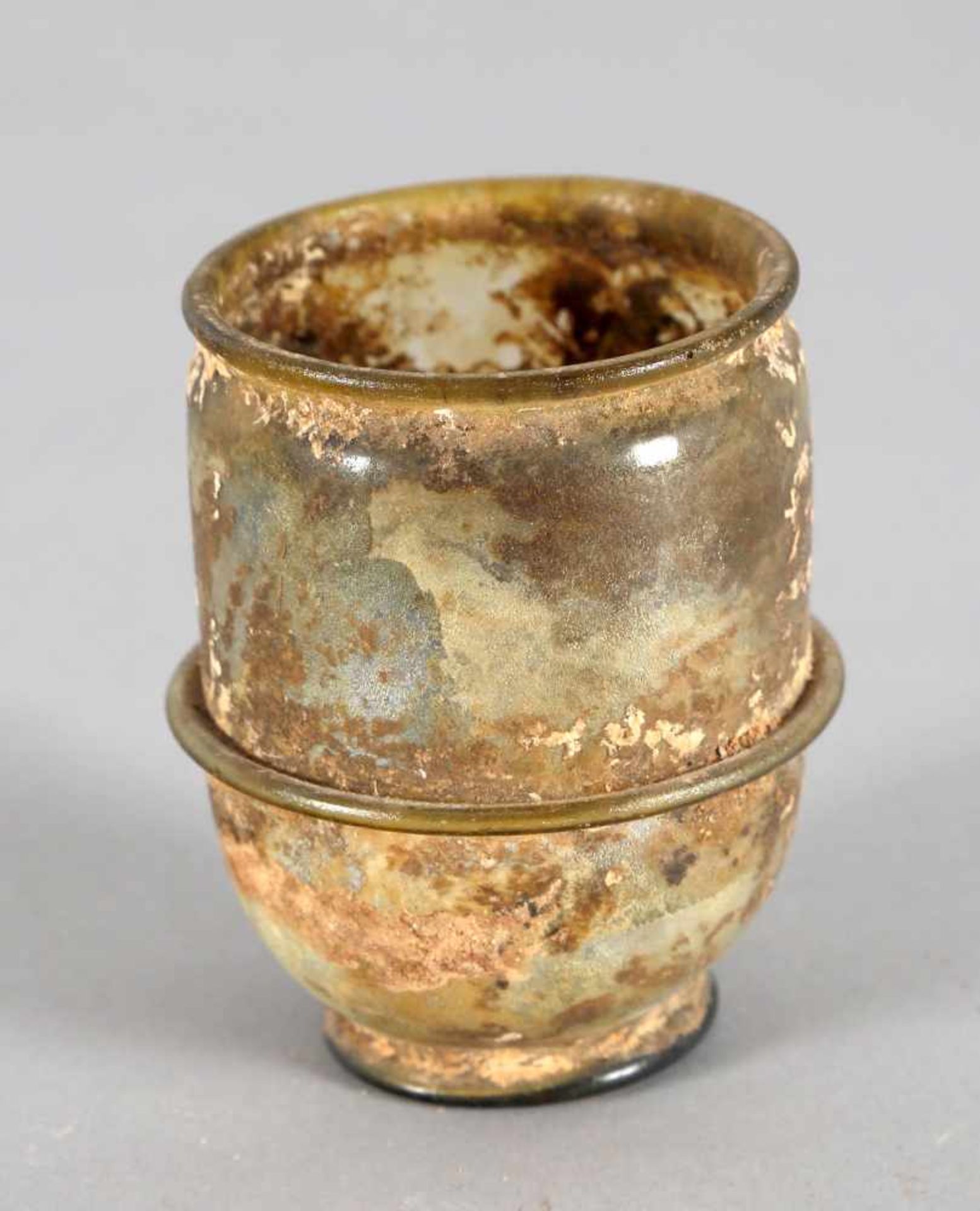 Römischer Becher, gebliches Glas, wohl 1./2. Jh.zylindrischer Corpus mit gestauchtem horizontal