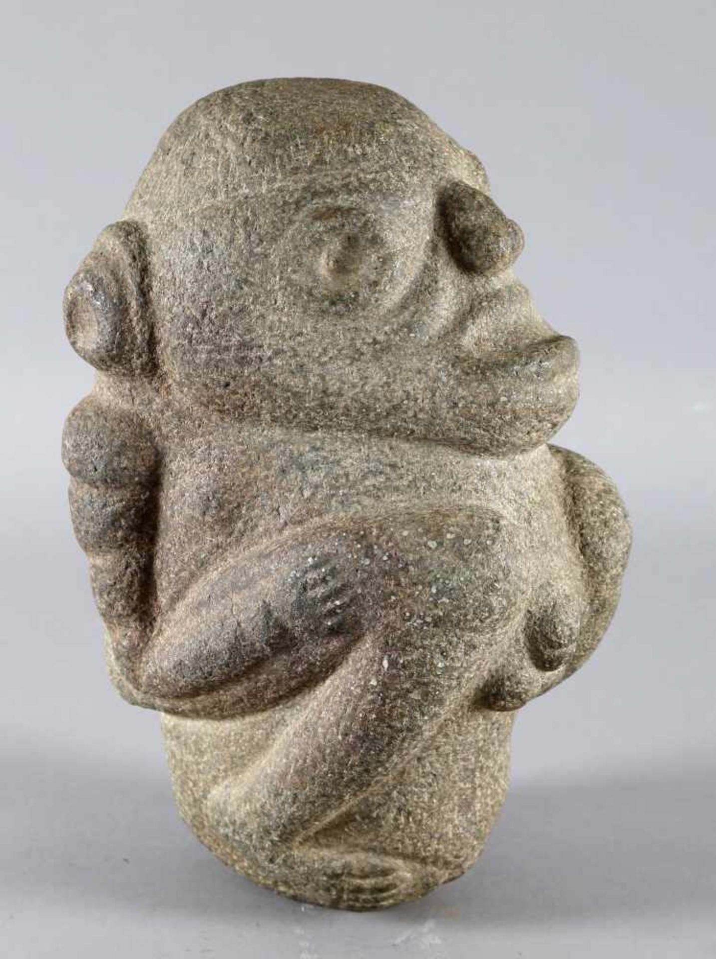 Hockender Mann, Kultur der Taino, Dominikanische Republik, ca. 1000-1500 n. Chr.mit deutlich - Bild 3 aus 4