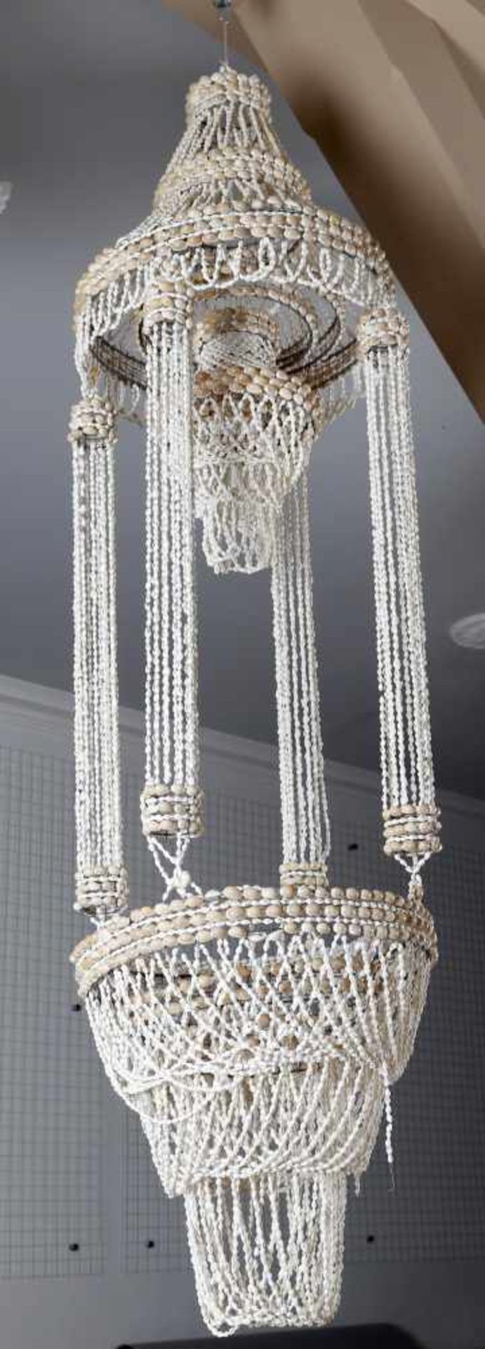 Große Deckenlampe aus Muscheln, Marokko, Mitte 20. Jh.aus Schnüren von Kaurimuscheln konstruierte