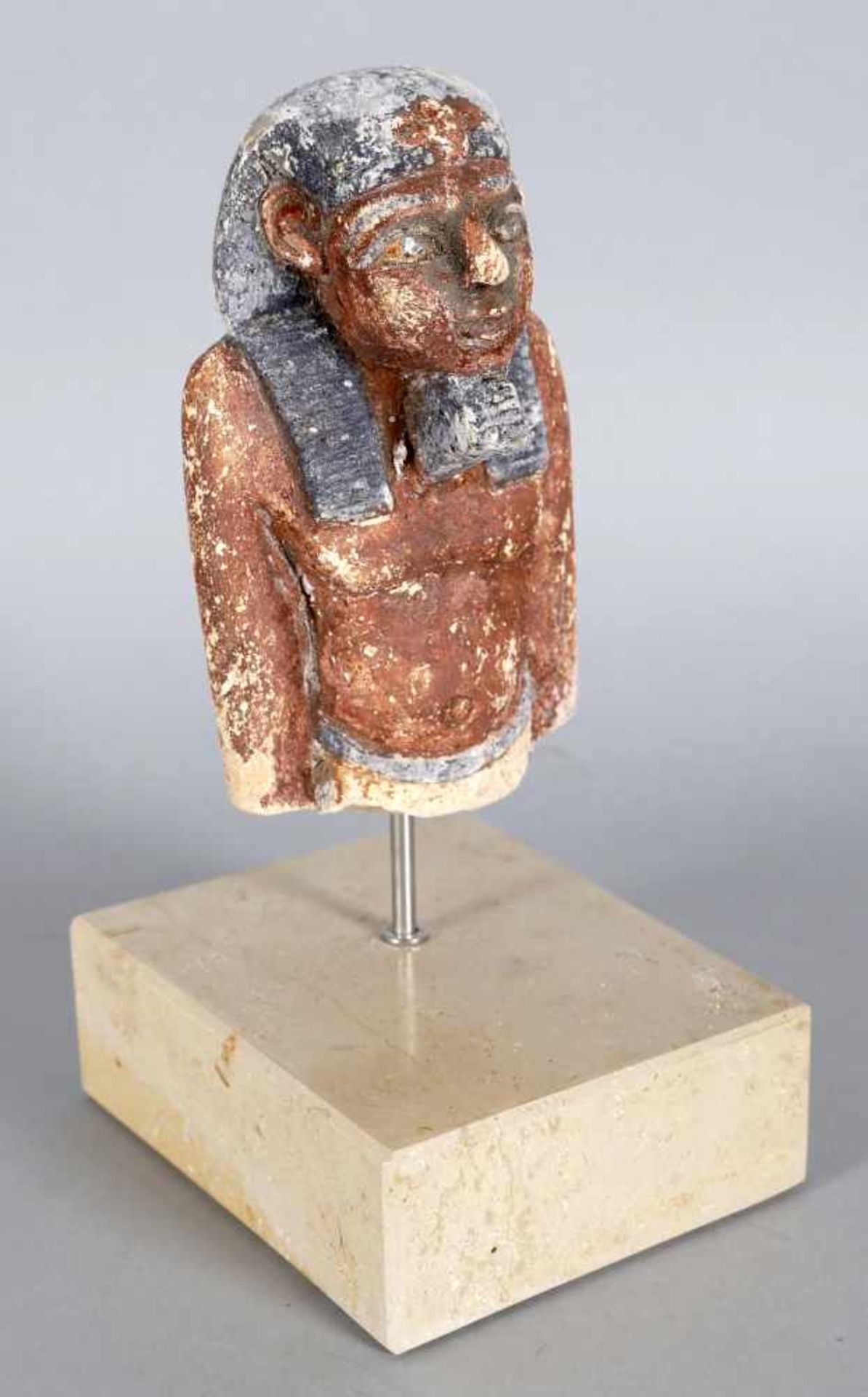 Oberkörper eines stehenden Mannes, ägyptisch, wohl nicht antikaus dem Stein gehauen und farbig - Bild 2 aus 2