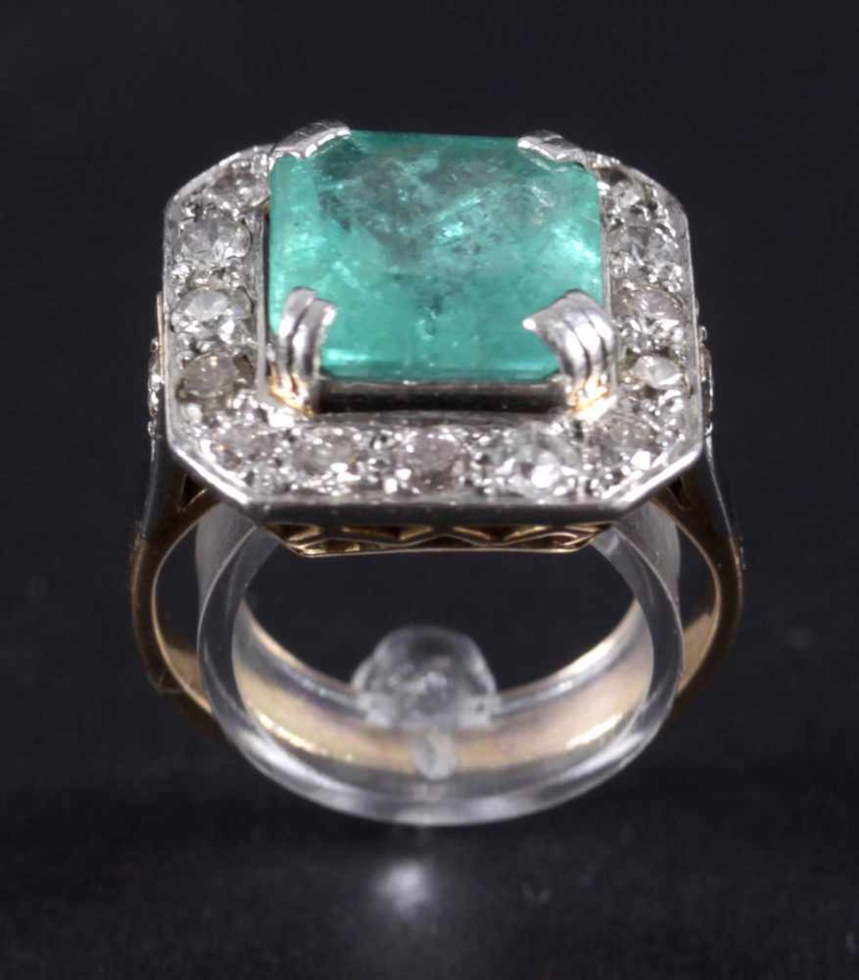 Ring mit Smaragd und 18 Diamanten, 750er WG der Smaragd ca. 4,20 ct, die Diamanten (Brillant und