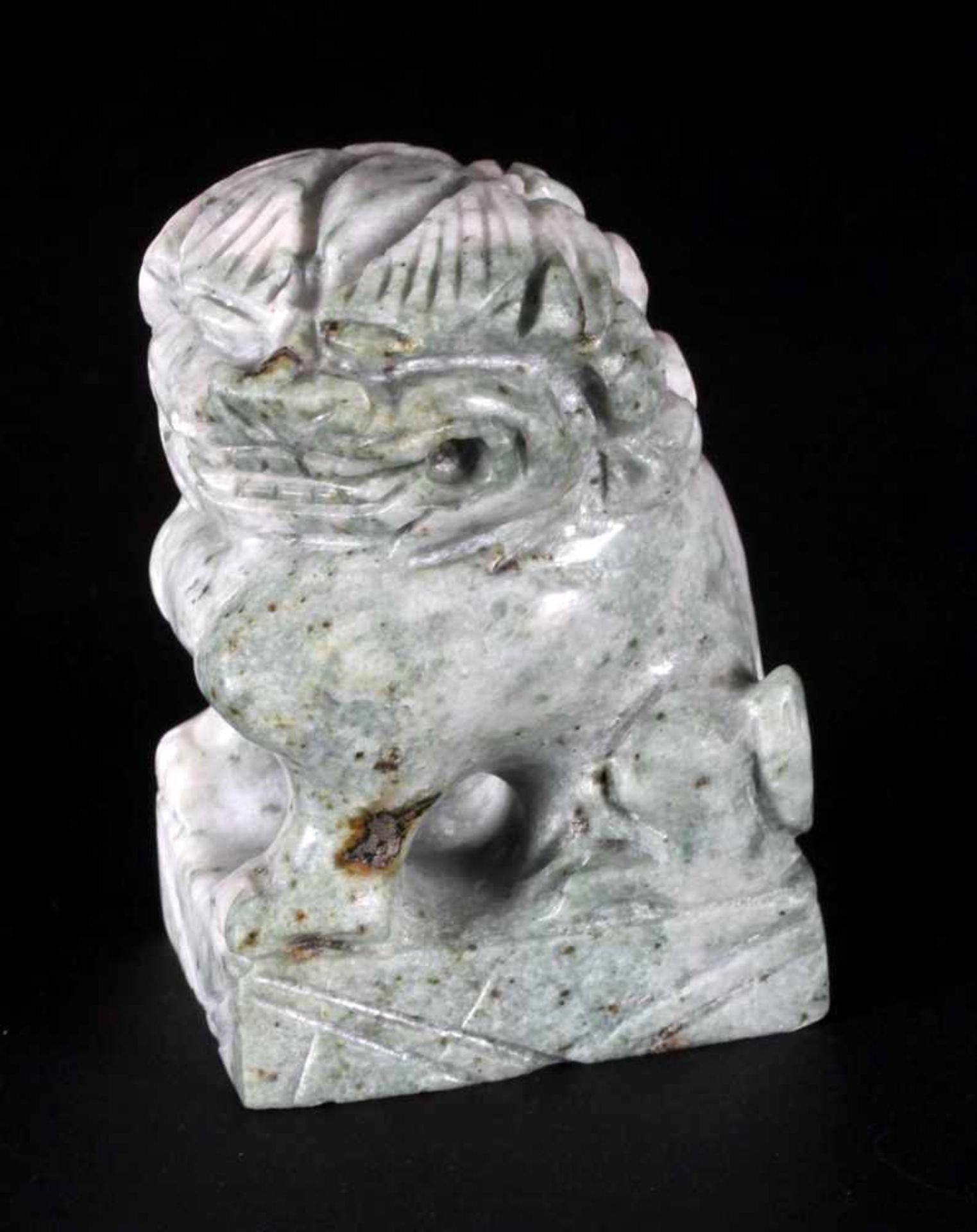 Fo-Hund aus jadeartigem Stein geschnitten, China 20. Jh.H: 8 cm, - ohne Limit -