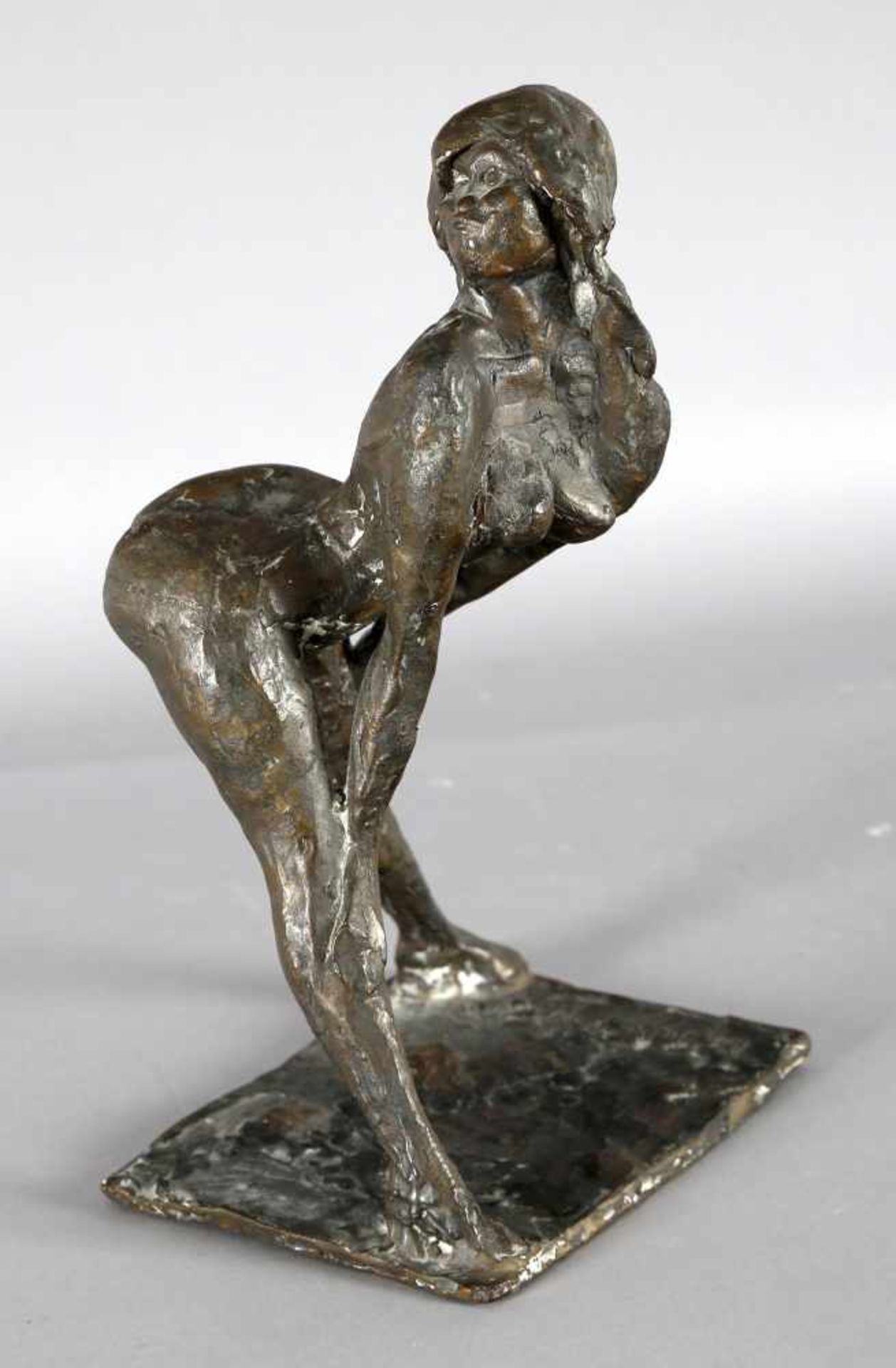 Hans Schröder (Saarbrücken 1930-2010 Saarbrücken)Frau in kokettierender Pose, Bronze, um 1975, auf