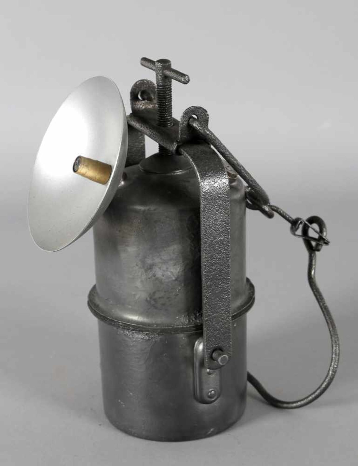 Acetylen-Handlampe, Frankreich, um 1920Eisen, oberer Schrägbrenner, Reflektor später,