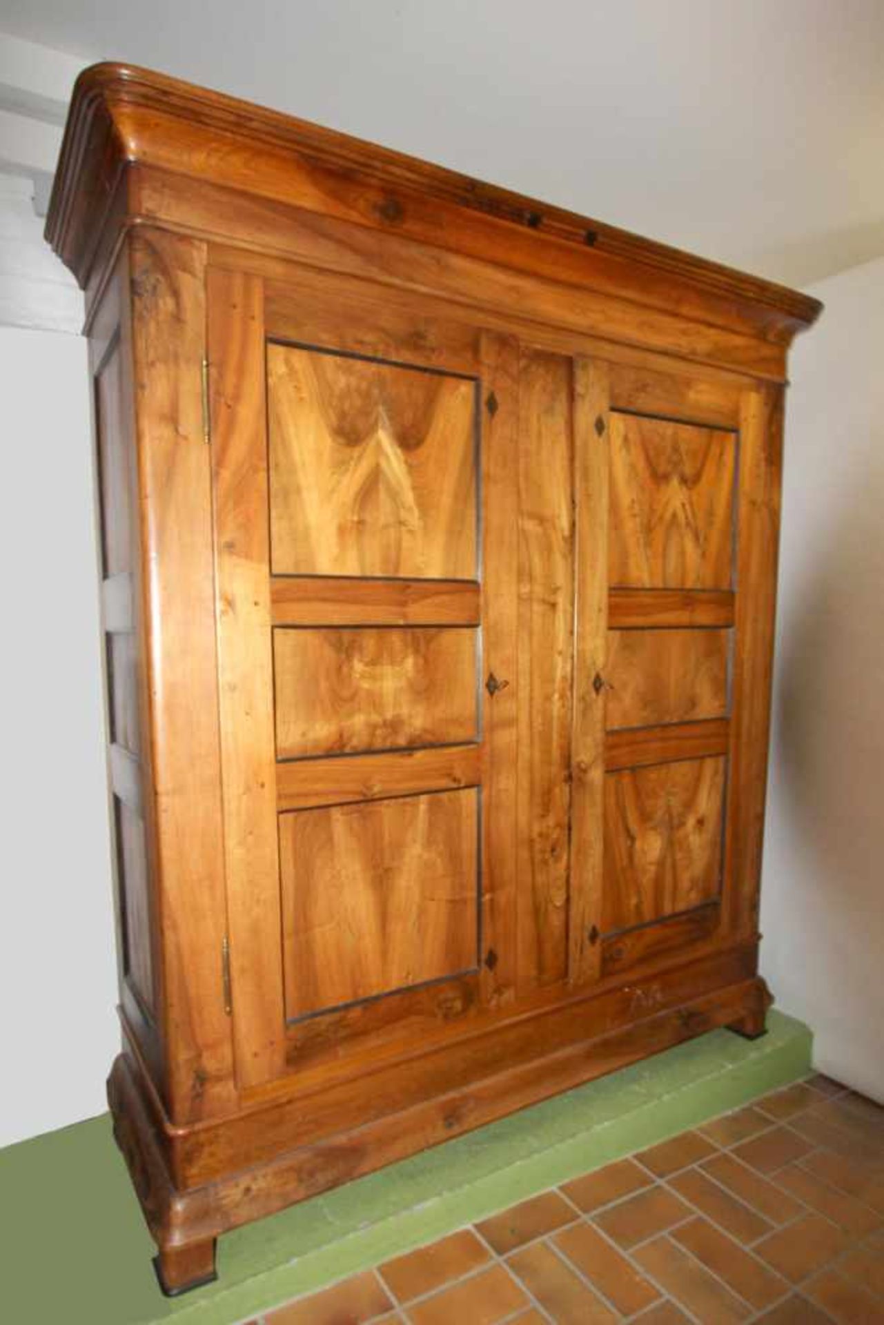 Biedermeier-Nussbaumschrank, Saarland, um 1830-40schön gemasertes massives Nussbaumholz, zweitürig