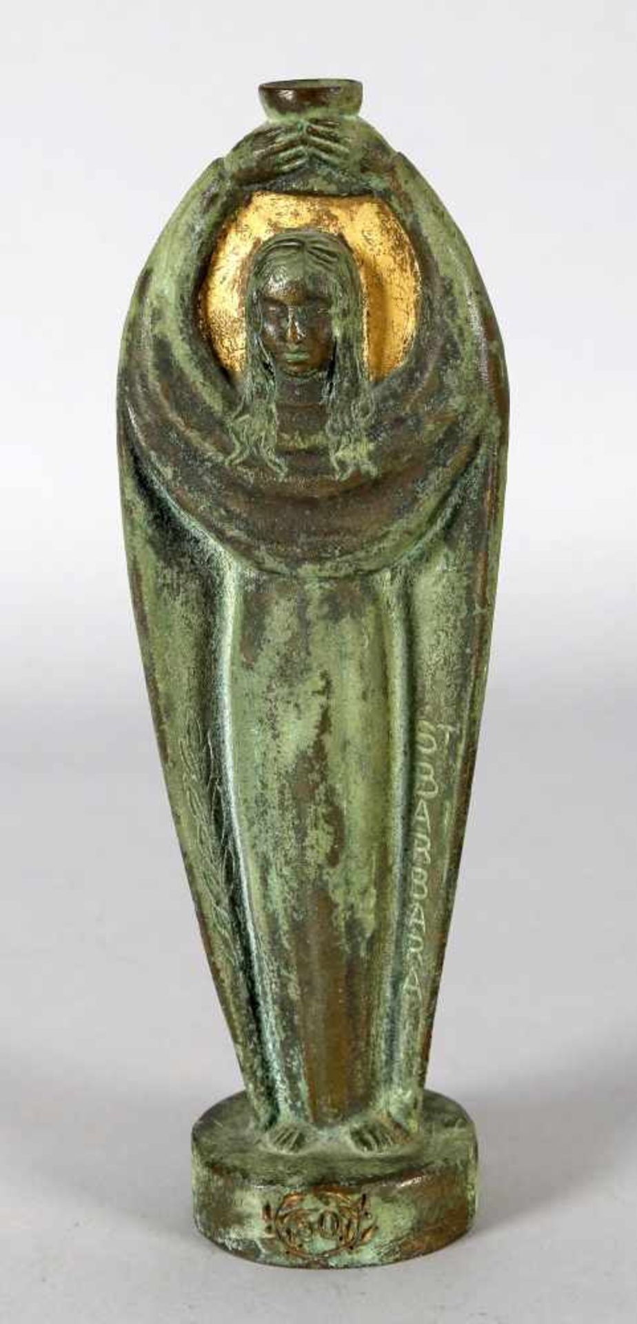 St. Barbara, Bronzefigur, 2007die Heilige einen Kelch mit beiden Händen über dem Kopf haltend,