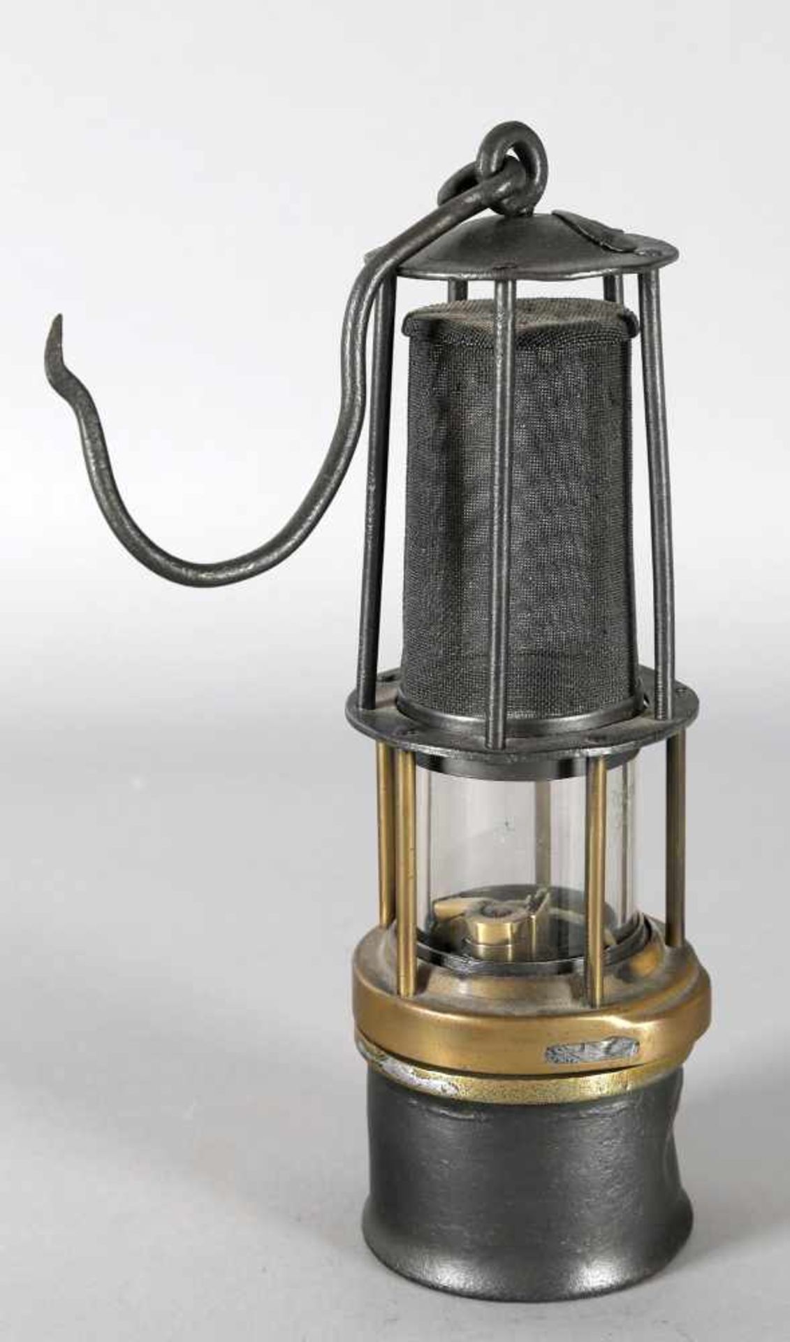 Benzinwetterlampe, wohl Friemann & Wolf, Zwickau/Sa., um 1930Eisen und Messing, Feuersteinzünder,