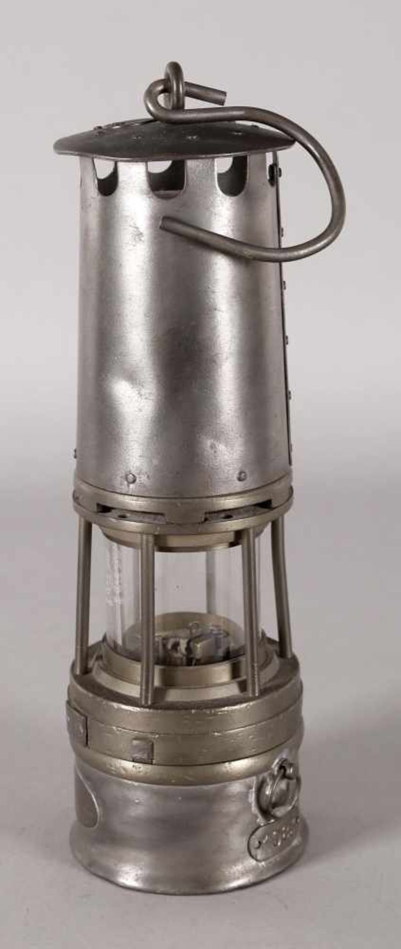 Benzinwetterlampe, Arras, um 1935Eisen und Messing, Magnetverschluss, von der Topfseite zu