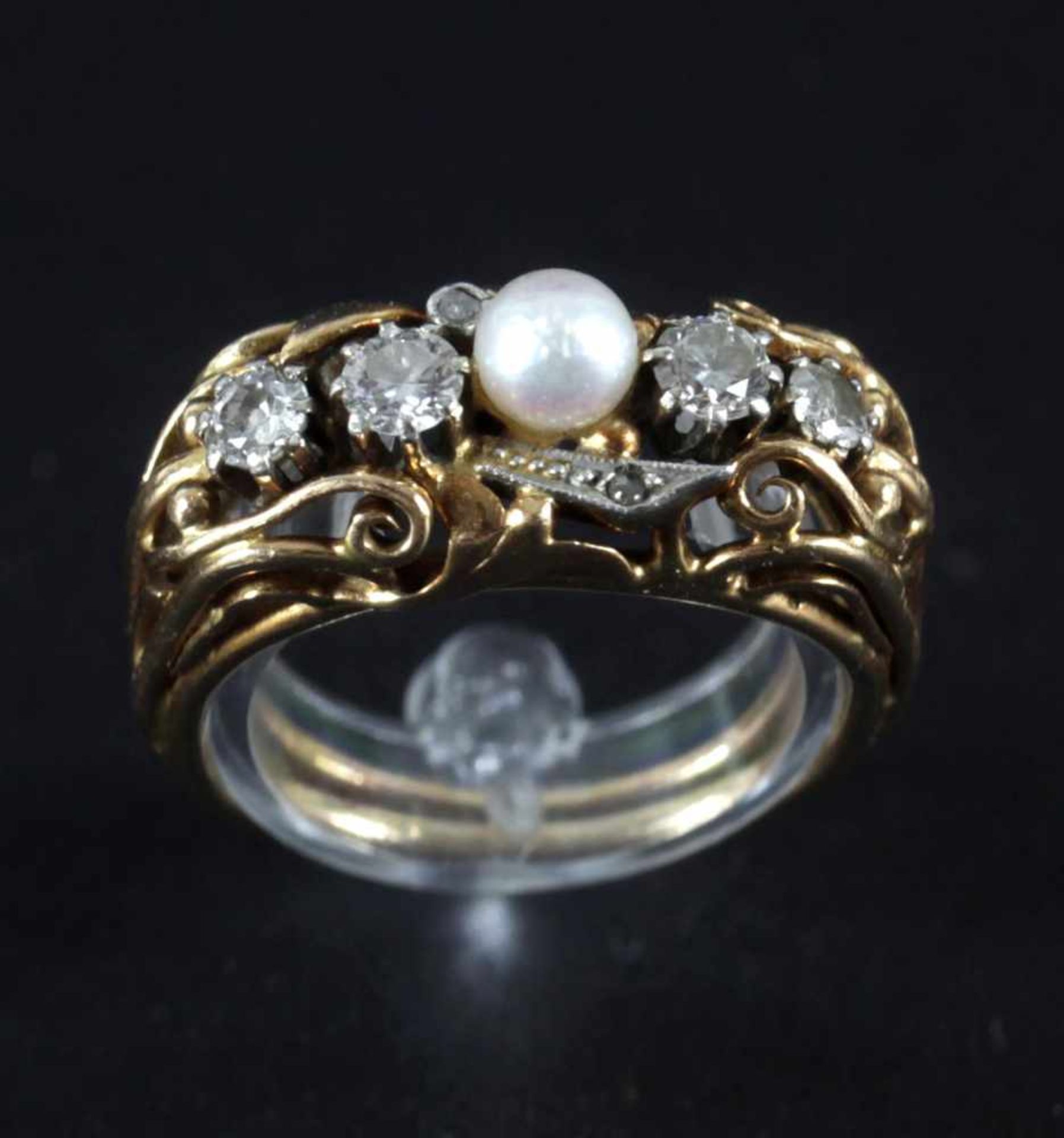 Diamantring mit Perle, 18 kt GGHandarbeit, an florale Formen erinnernder Aufbau, in WG gefasst 4