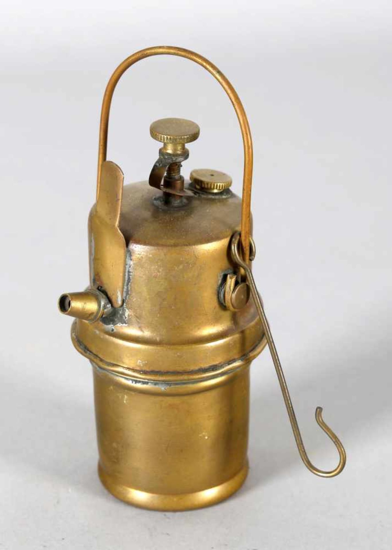 Hutlampe aus Messing, wohl Hesse Nürnberg, um 1910ergänzter Drahtbügel mit Drahthaken, H: 13 (23)