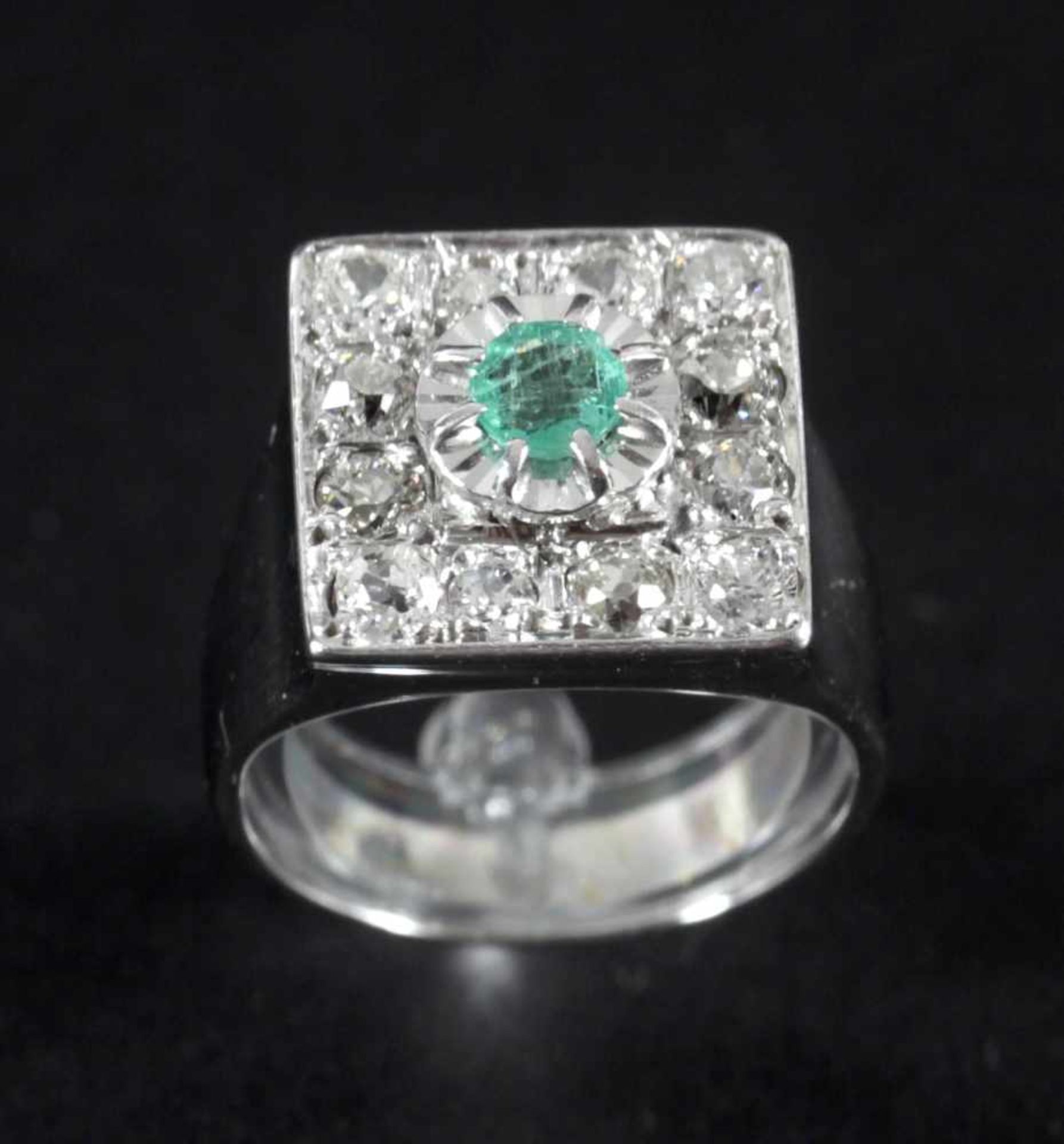 Ring mit Brillanten und Smaragd 750er WGder Smaragd ca. 0,20 ct und 12 Diamanten (Brillant,