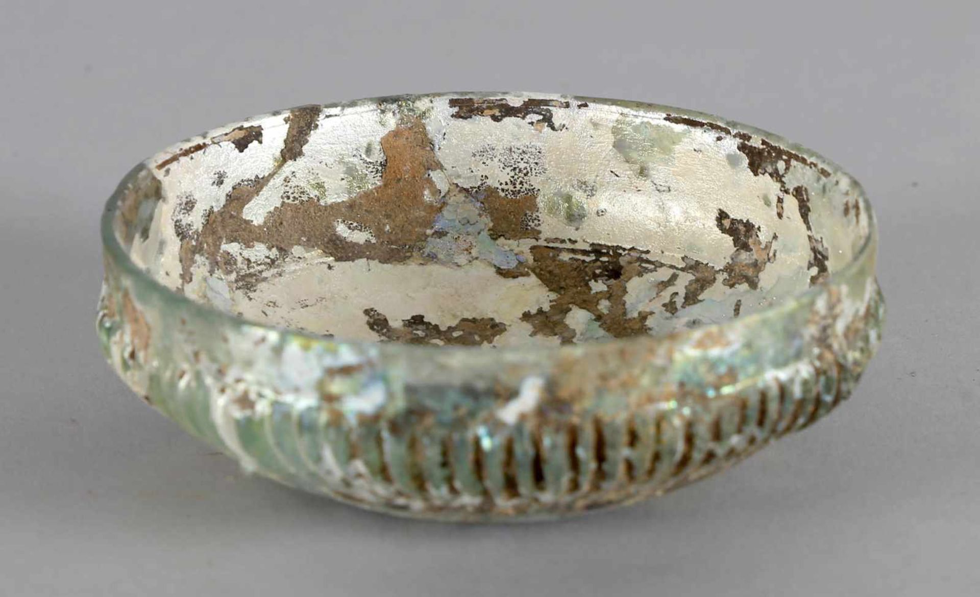 Römische Rippenschale, transparentes hellgrünes Glas, wohl frühe römische Kaiserzeit (27 v. Chr. -